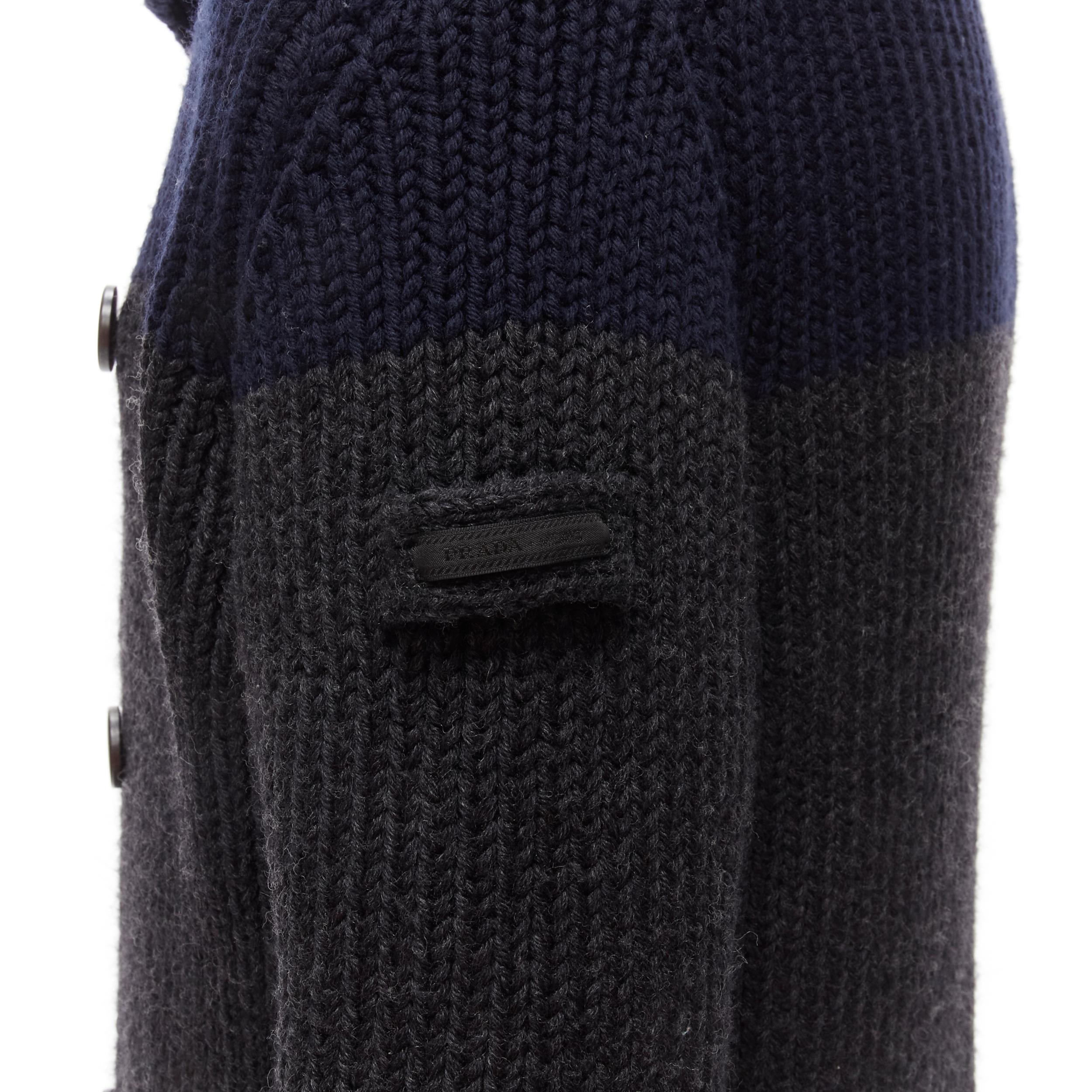 PRADA Manteau cardigani gris marine à col de marin en tricot côtelé 100 % laine IT50 L, 2013
Référence : TGAS/C01955
Marque : Prada
Designer : Miuccia Prada
Collection : 2013
MATERIAL : Laine
Couleur : Gris, Marine
Motif : Solide
Fermeture :