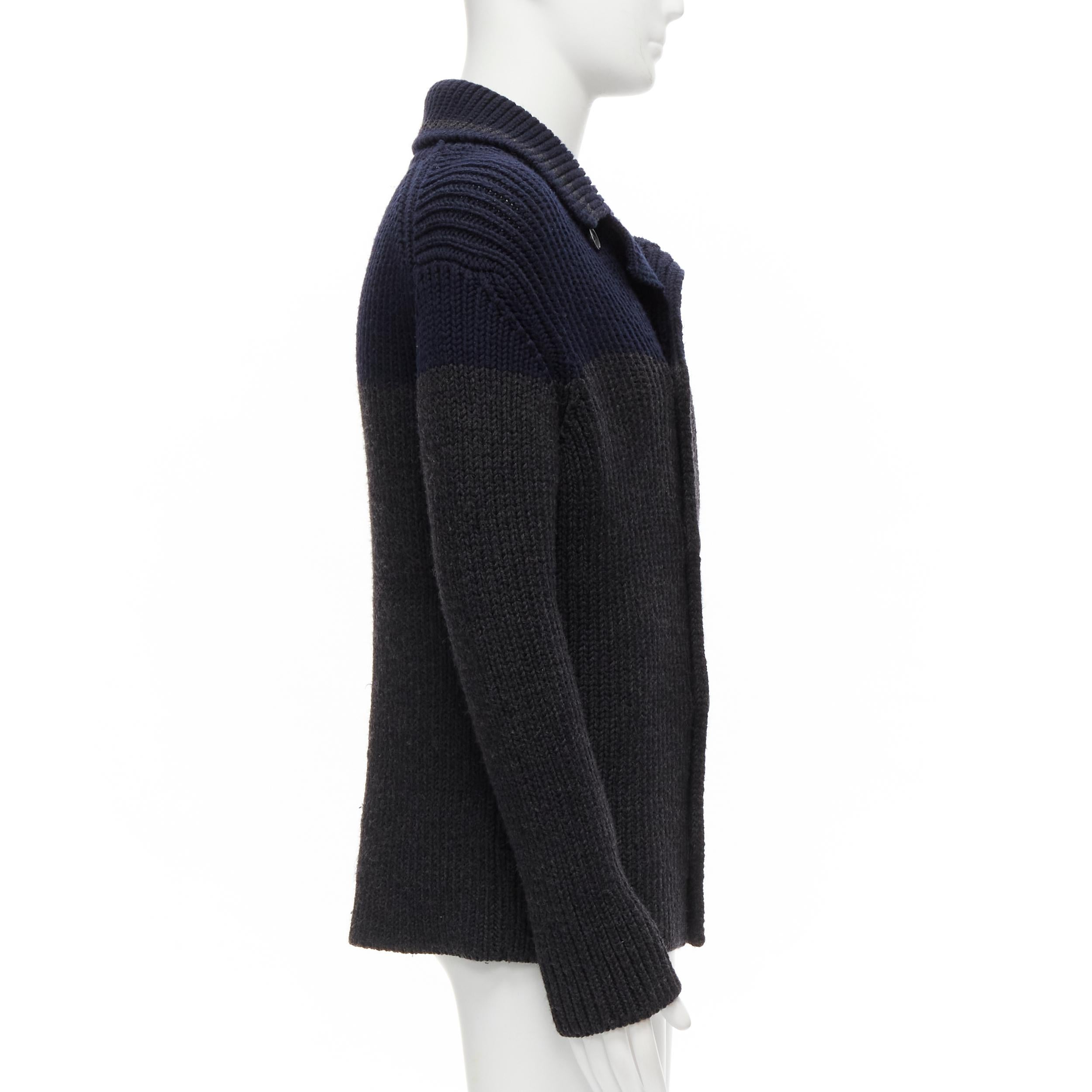 PRADA Manteau cardigani gris marine à col de marin en tricot côtelé 100 % laine IT50 L, 2013 Pour hommes en vente