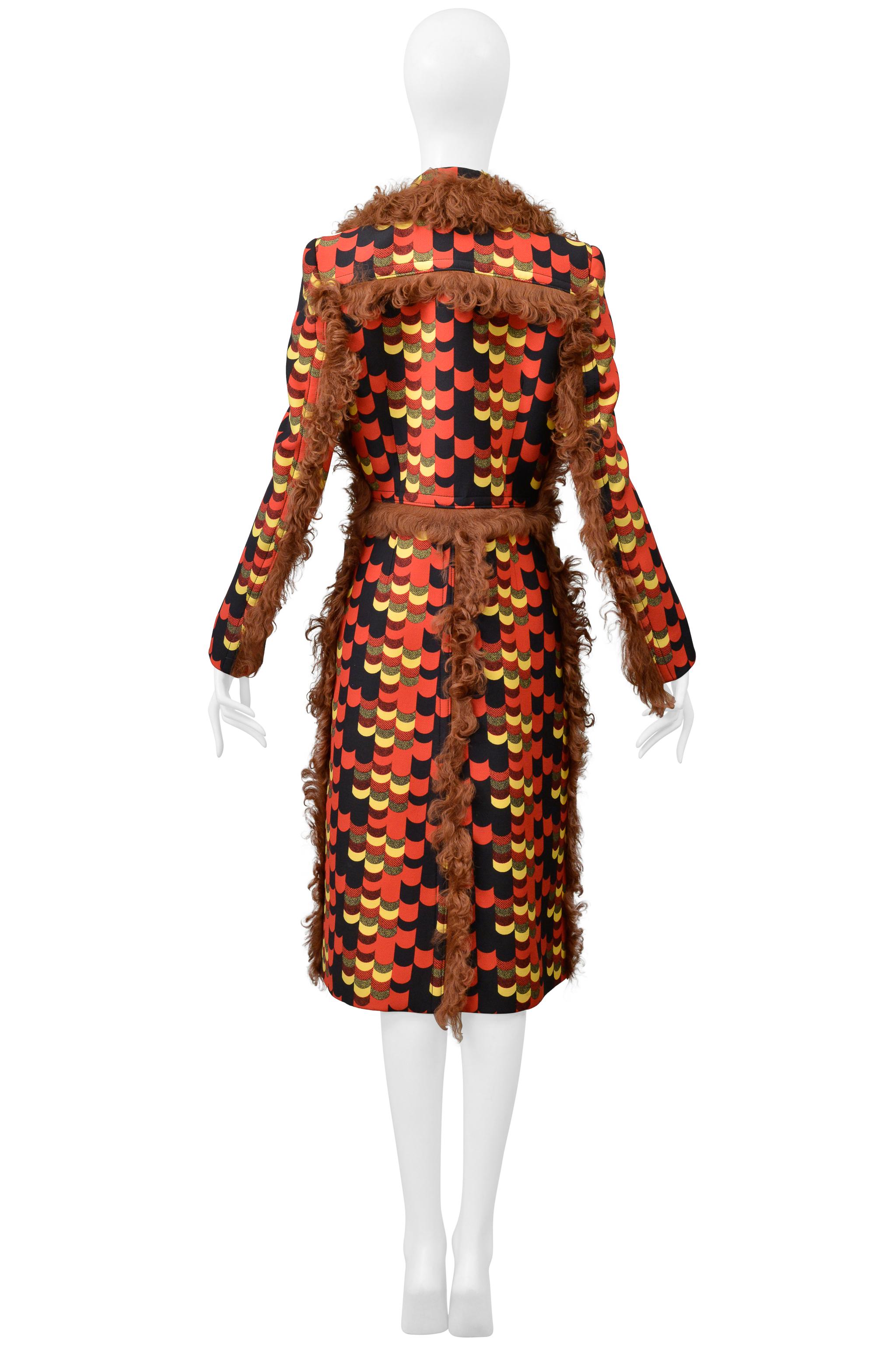 Prada 2014 Cappotto rosso con stampa grafica multicolore e finiture in shearling arancione in vendita 6