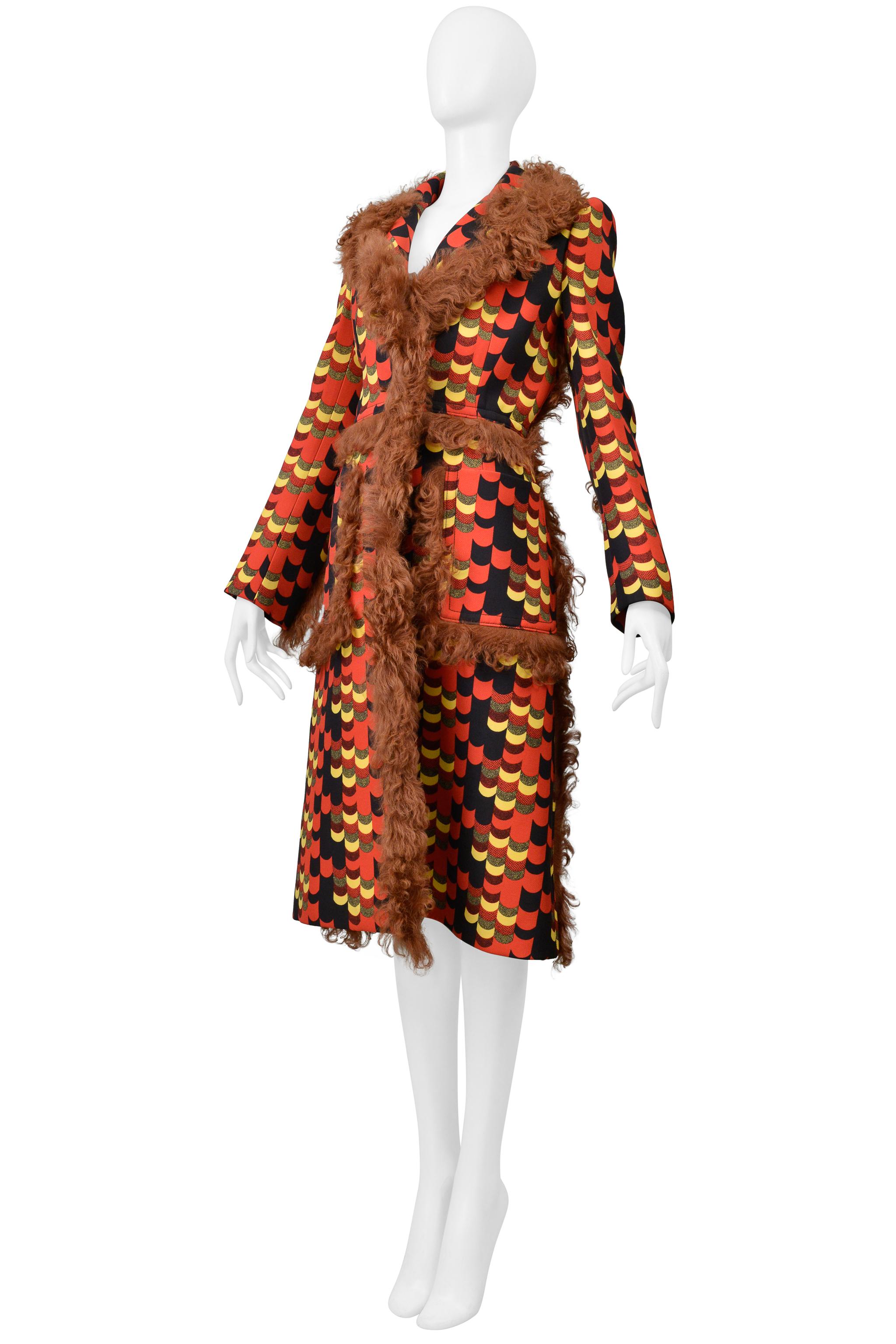 Resurrection Vintage è lieta di offrirti un cappotto vintage di Prada rosso, giallo e multicolore di ispirazione modaiola, caratterizzato da un'audace stampa grafica, lunghi bordi in shearling arancione arricciato, tasche laterali con patta,
