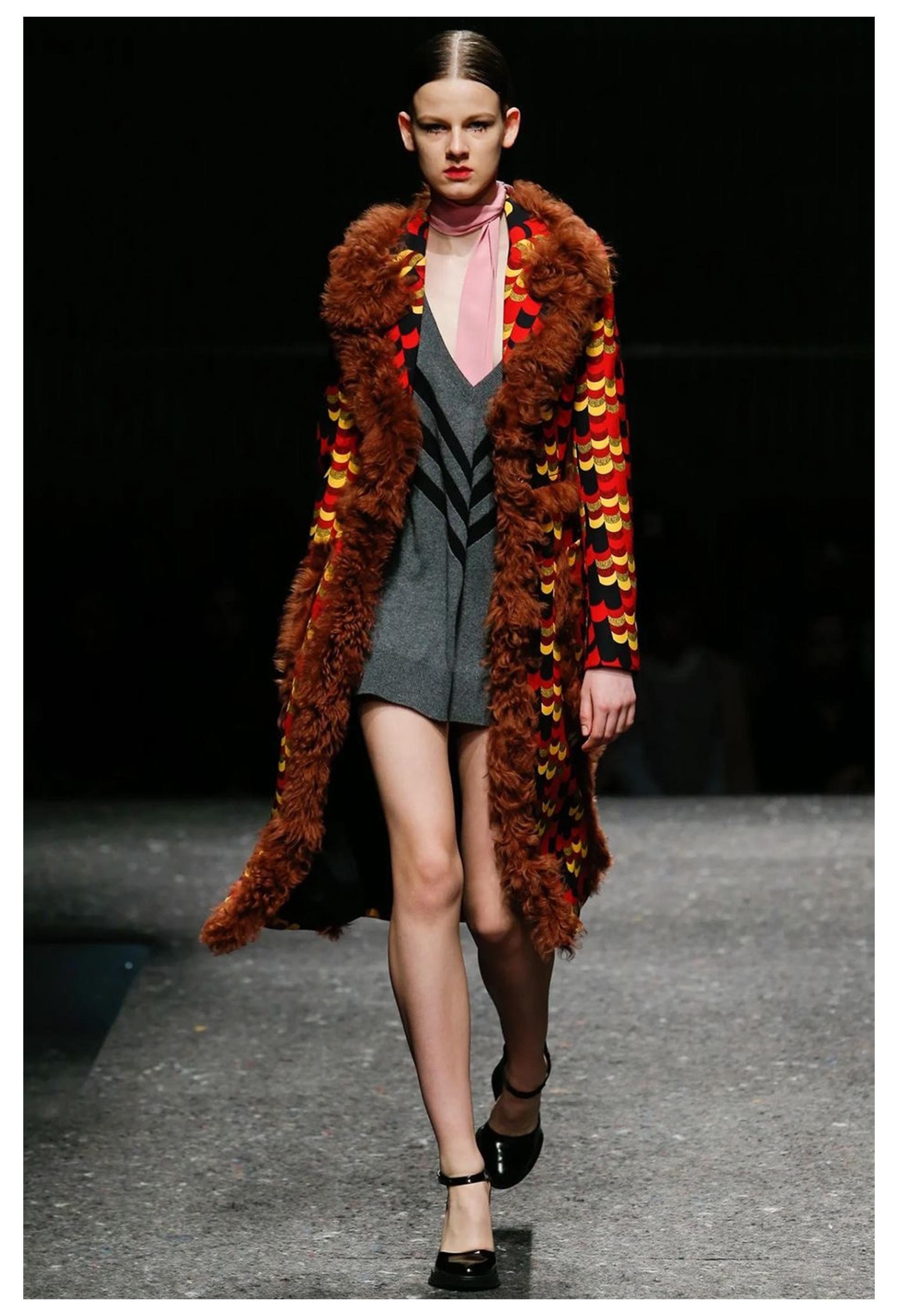 Prada 2014 Cappotto rosso con stampa grafica multicolore e finiture in shearling arancione In condizioni ottime in vendita a Los Angeles, CA