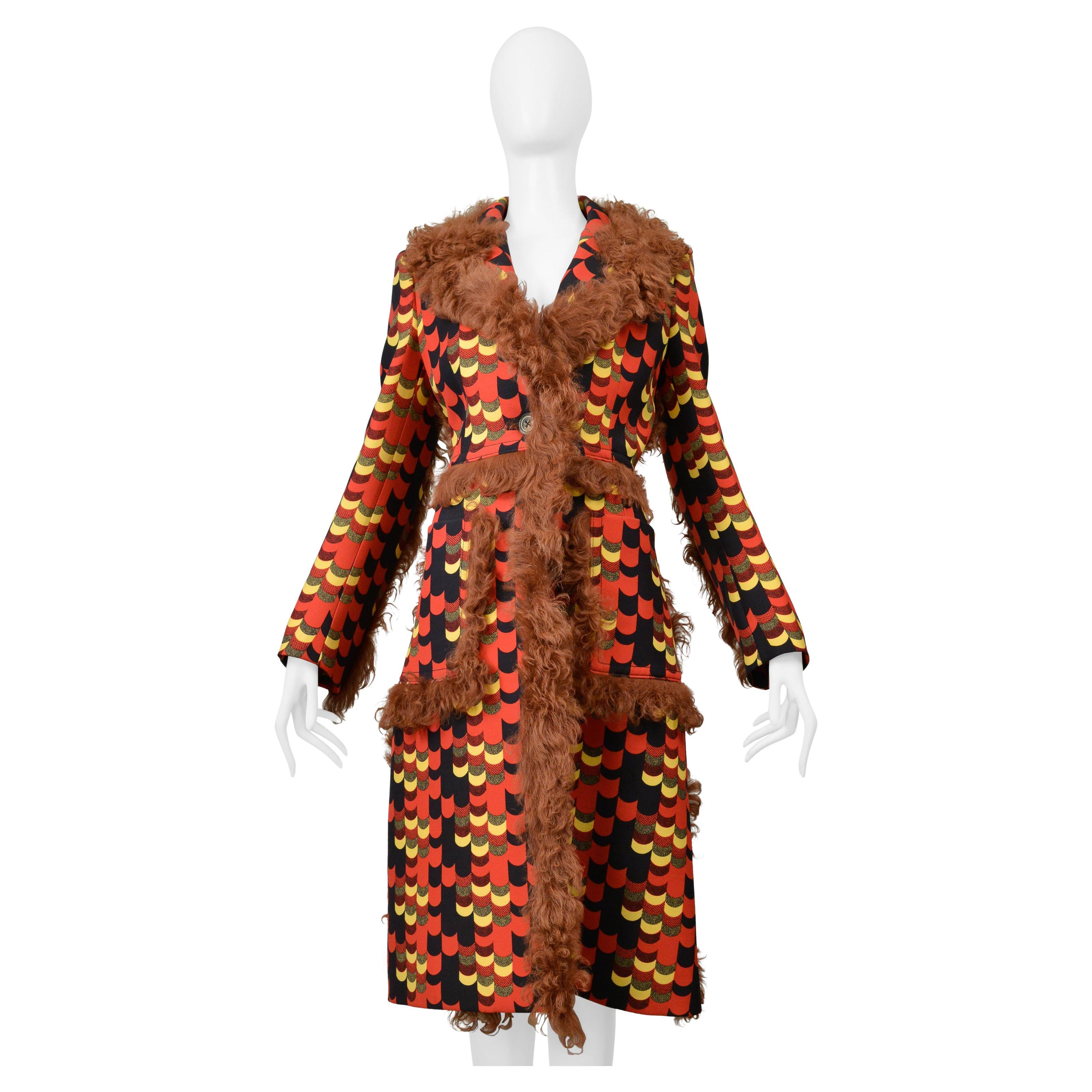 Manteau rouge à imprimé graphique multicolore avec bordure en peau de mouton orange Prada 2014