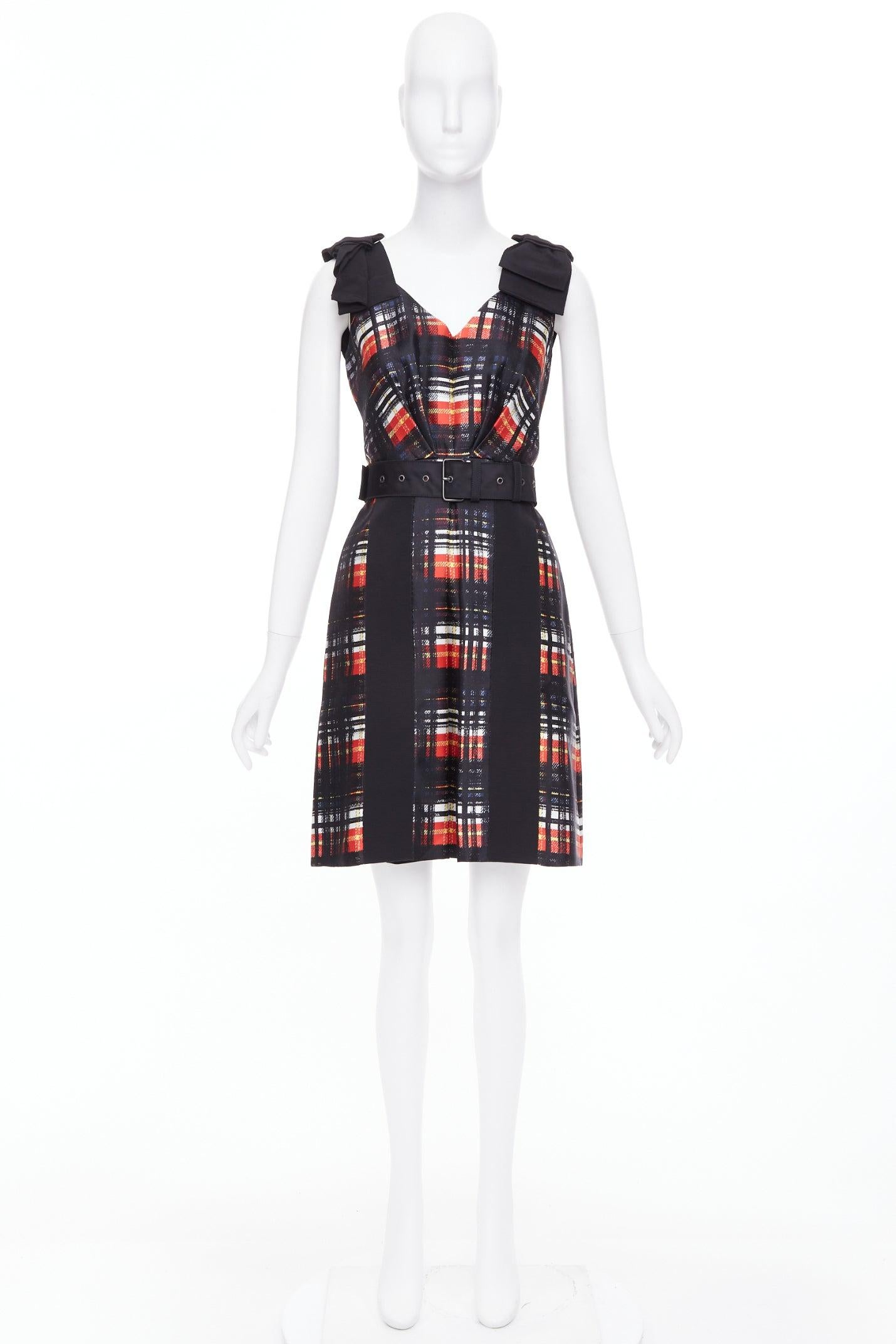 PRADA 2015 Runway Vampire noir rouge laine soie nœud épaule robe ceinturée IT38 XS.
Référence : MECG/A00167
Marque : Prada
Designer : Miuccia Prada
Collectional : 2015 - Défilé
MATERIAL : Laine, soie
Couleur : noir, rouge
Motif : damier
Fermeture :