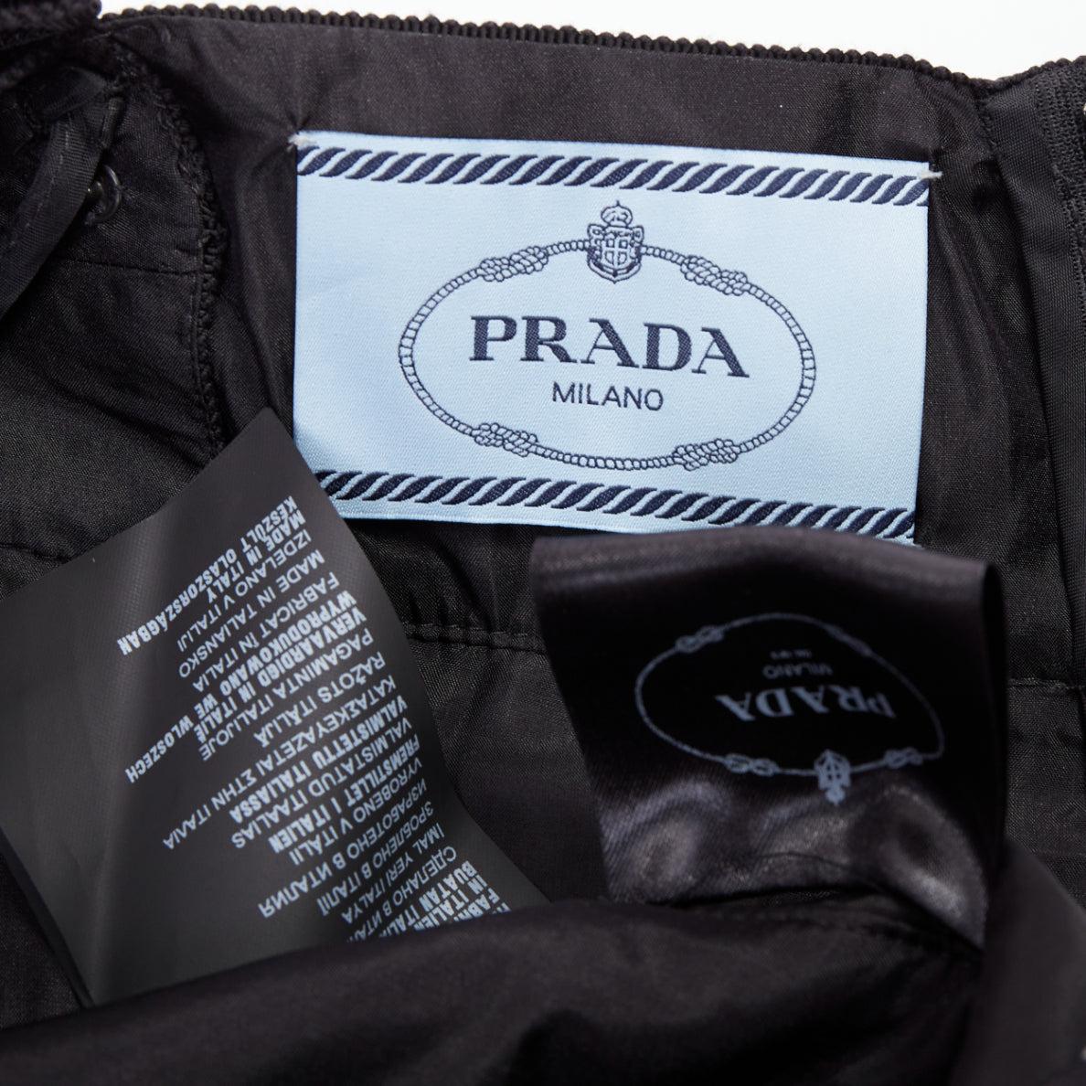 PRADA 2015 Runway Vampire noir rouge laine soie nœud épaule robe ceinturée IT38 XS. en vente 4