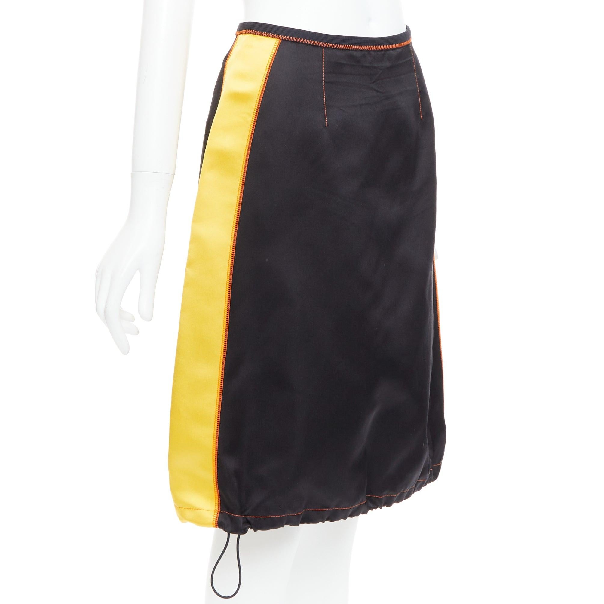 PRADA 2016 100% soie  jupe à ourlet coulissant noir et jaune IT38 XS
Référence : MECG/A00091
Marque : Prada
Designer : Miuccia Prada
Collection : 2016
MATERIAL : Soie
Couleur : Noir, Jaune
Motif : Solide
Fermeture : élastique
Doublure : Soie