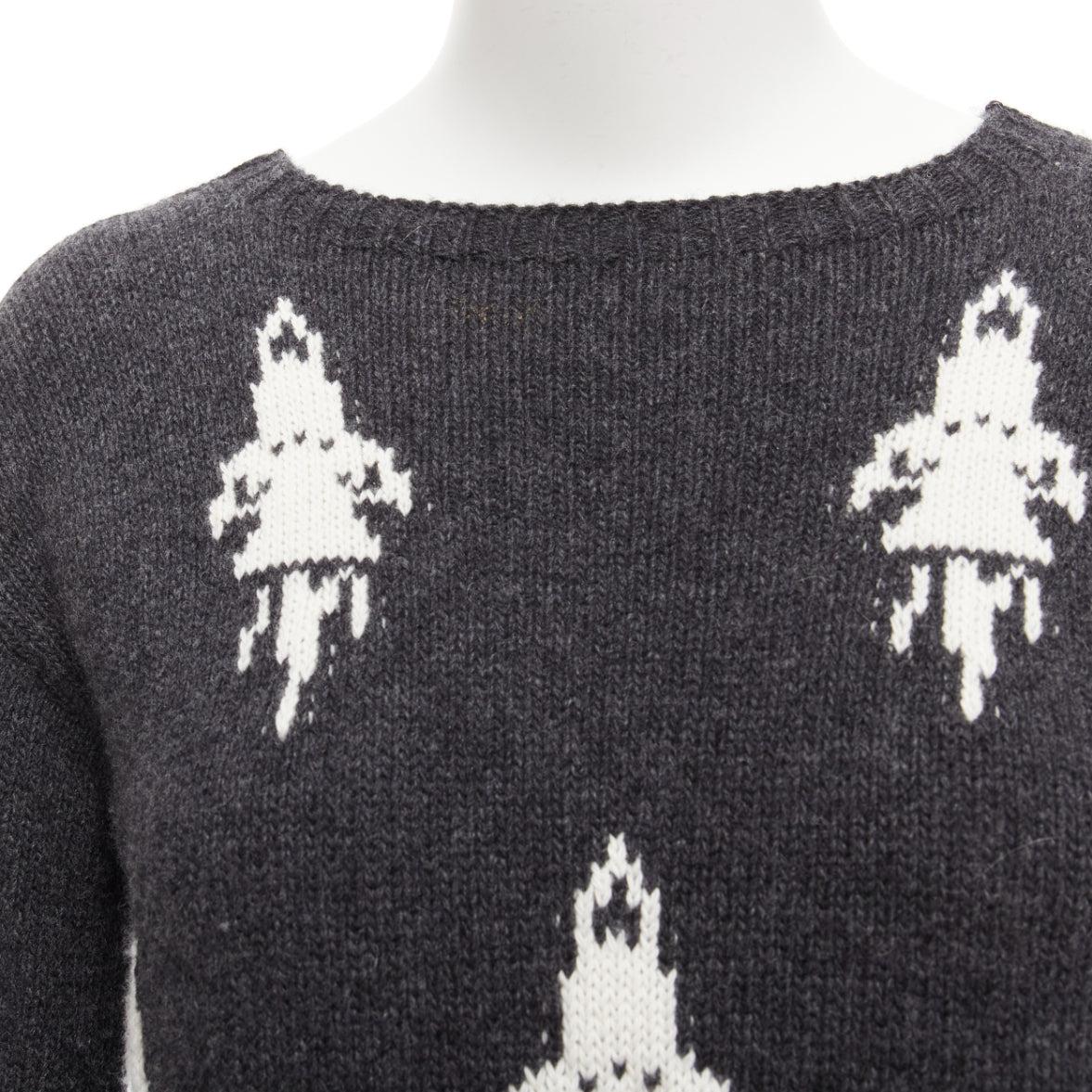 PRADA 2016 Grau Cremefarbener langärmeliger bateau-Pullover mit Rocket-Intarsien IT42 M
Referenz: NKLL/A00149
Marke: Prada
Designer: Miuccia Prada
Collection'S: 2016
MATERIAL: Fühlt sich an wie Wolle
Farbe: Grau, Creme
Muster: Abstrakt
Verschluss: