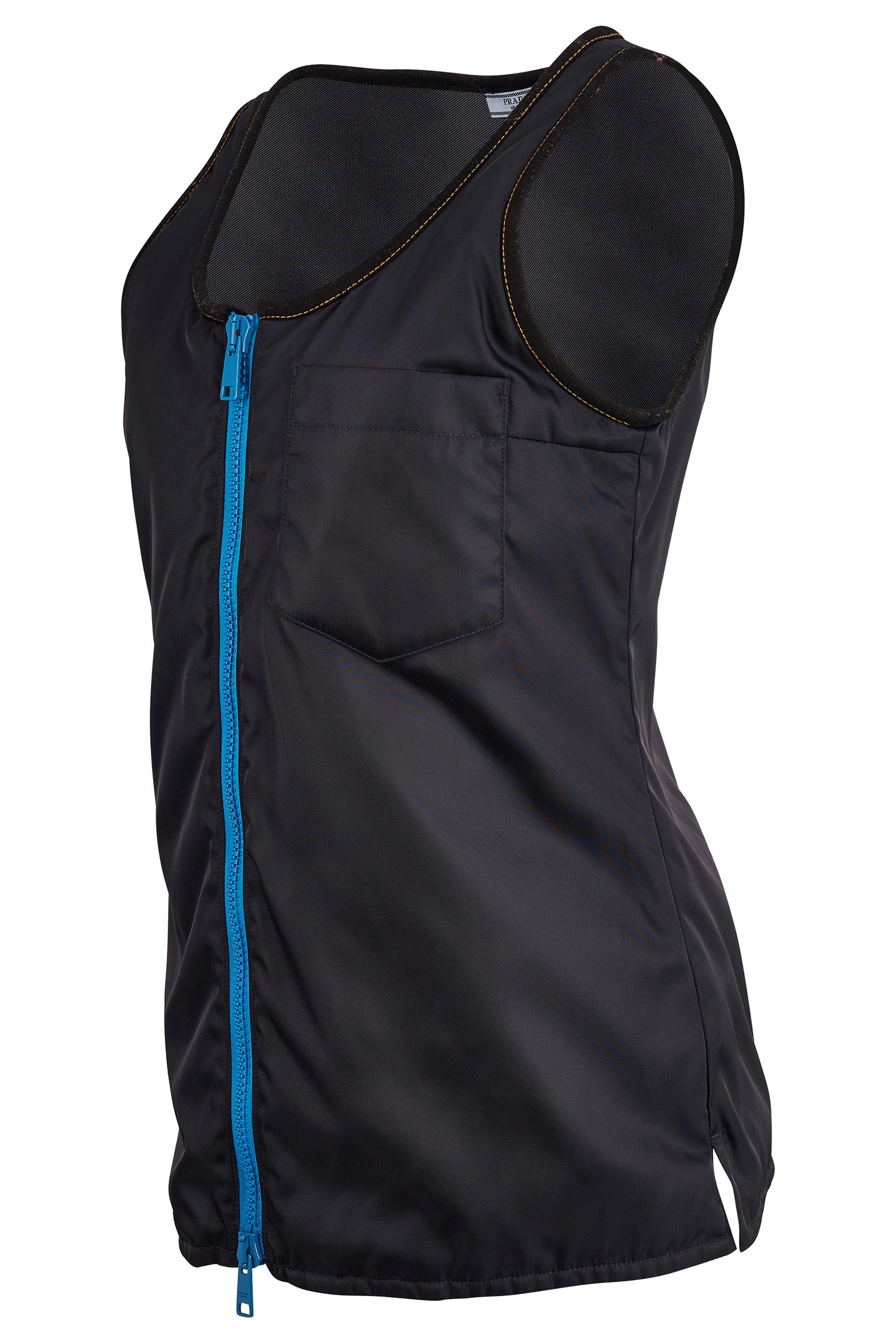Prada 2016 Gilet senza maniche in nylon blu navy con zip. Corpo blu navy, doppia zip frontale blu chiaro e tasca frontale sinistra sul petto. In ottime condizioni.

Marchio: Prada
Taglia: UK 8-10
Colore: blu
Taglia moderna: UK: 8-10, US: 4-6, EU: