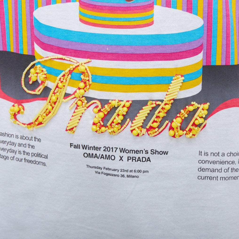 PRADA 2017 OMA/AMO t-shirt à imprimé graphique rose et jaune perlé logo XS
Référence : MECG/A00060
Marque : Prada
Designer : Miuccia Prada
Collectional : FW 2017 Oma/Amo
Matériau : Coton
Couleur : blanc, Whiting
Motif : Solide
Fermeture : Slip
