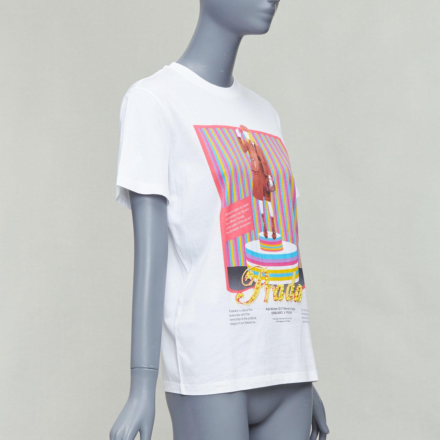 Gris PRADA 2017 OMA/AMO t-shirt à imprimé graphique rose et jaune perlé logo XS en vente