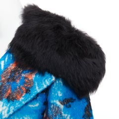 PRADA 2017: chaqueta tipo «pea coat» de la pasarela, de lana de alpaca azul con estampado floral abstracto y cuello de piel, IT36 XS