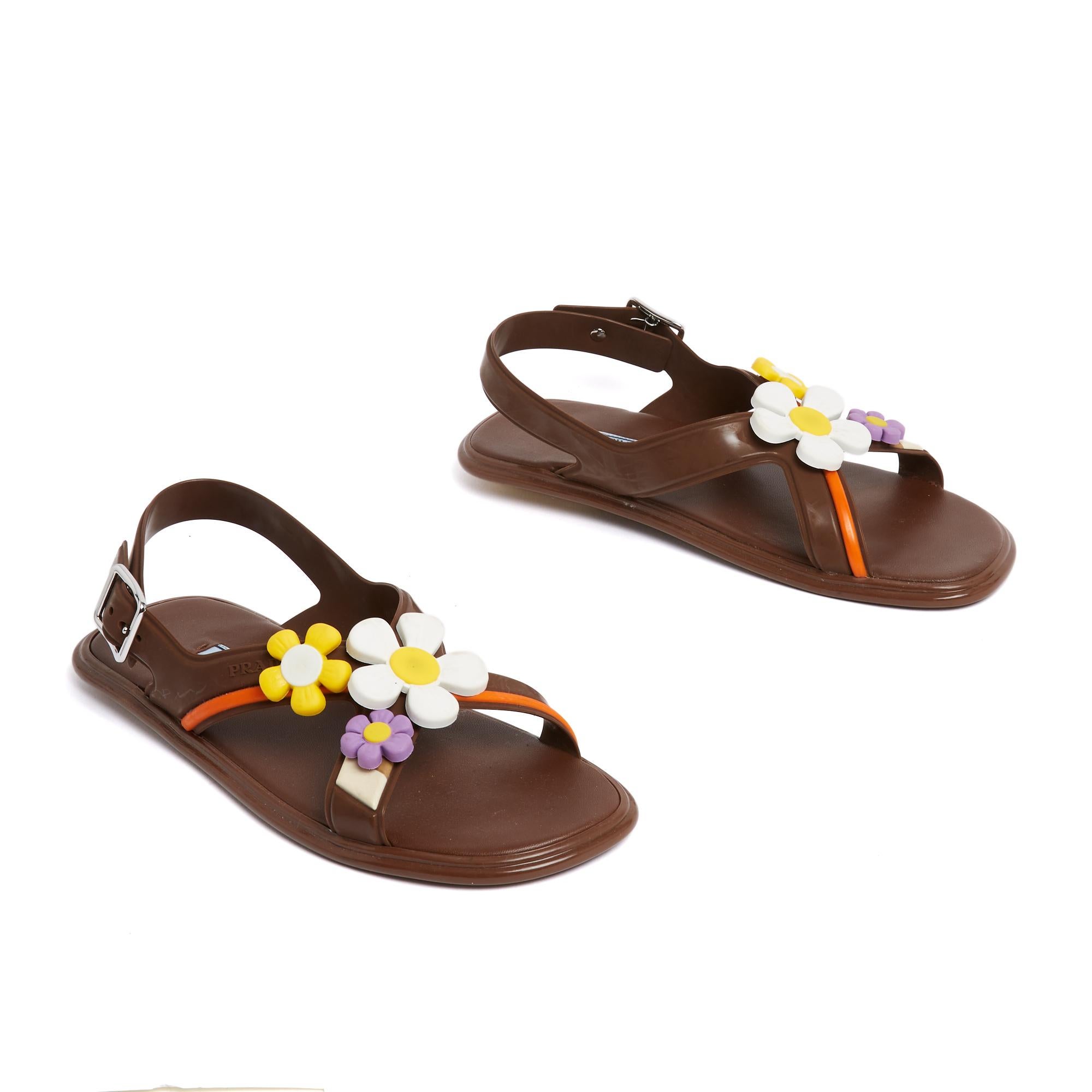 Prada 2017 Sandales Fleurs EU38 Brown Plastic Sandals Flats Shoes UK5 US7.5 In Excellent Condition For Sale In PARIS, FR