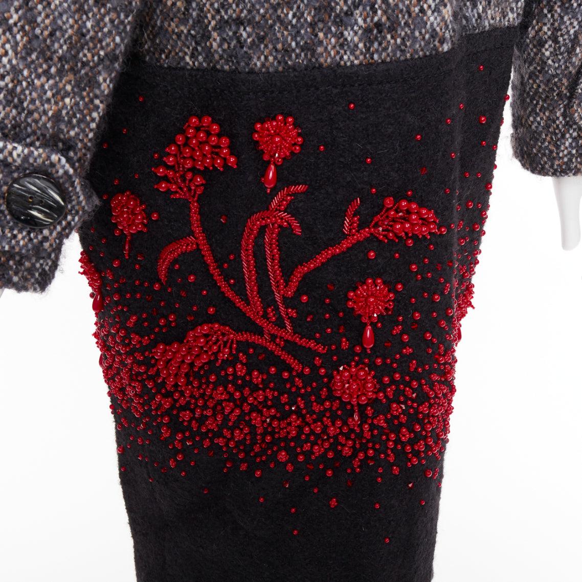 PRADA 2017 cappotto lungo in tweed di lana maculato con perline rosse IT38 XS
Riferimento: TGAS/F00312
Marchio: Prada
Stilista: Miuccia Prada
Collezione: 2017 - Design simile a quello della passerella
Materiale: Tweed
Colore: Marrone, Nero
Modello: