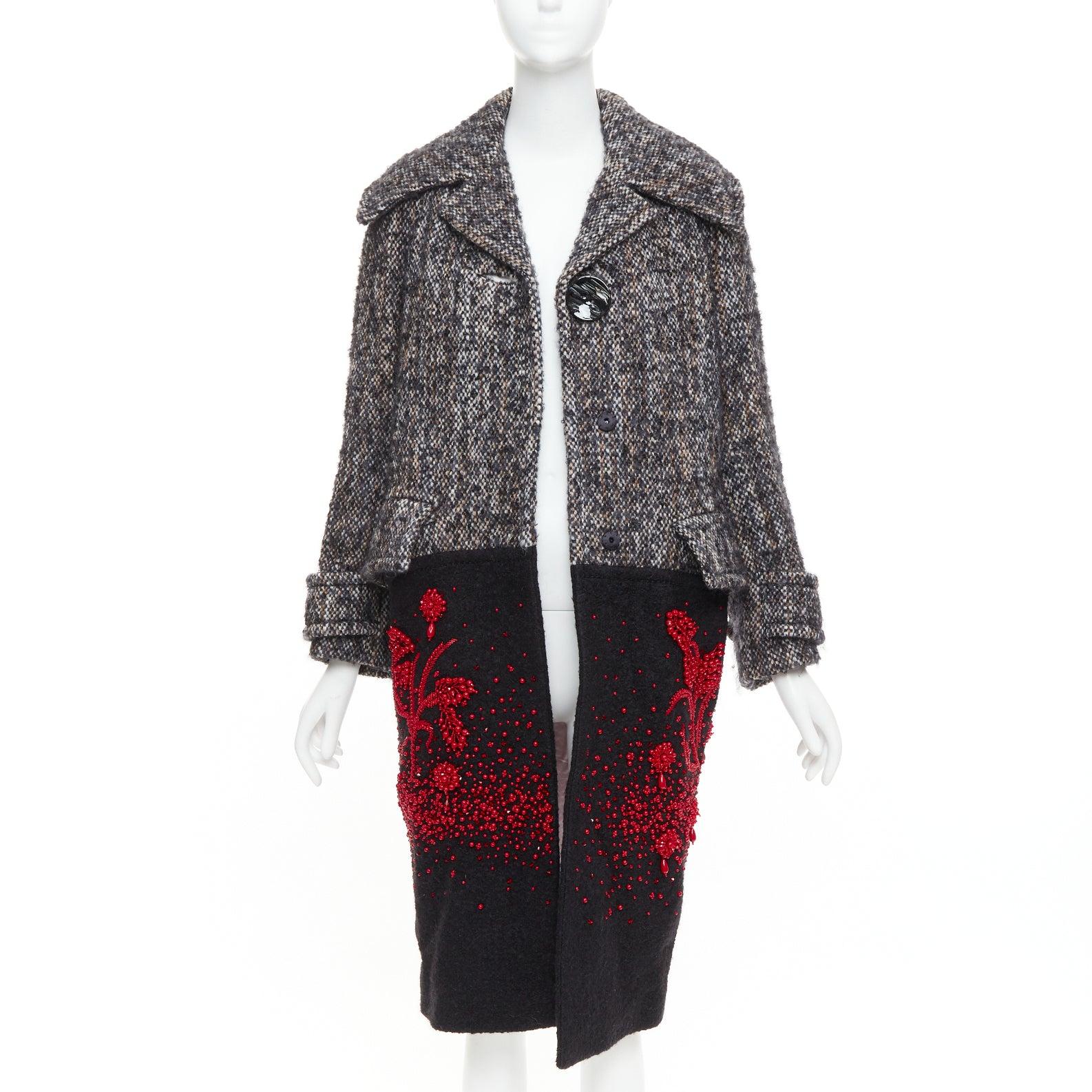 Nero PRADA 2017 cappotto lungo in tweed di lana maculato con perline rosse IT38 XS in vendita