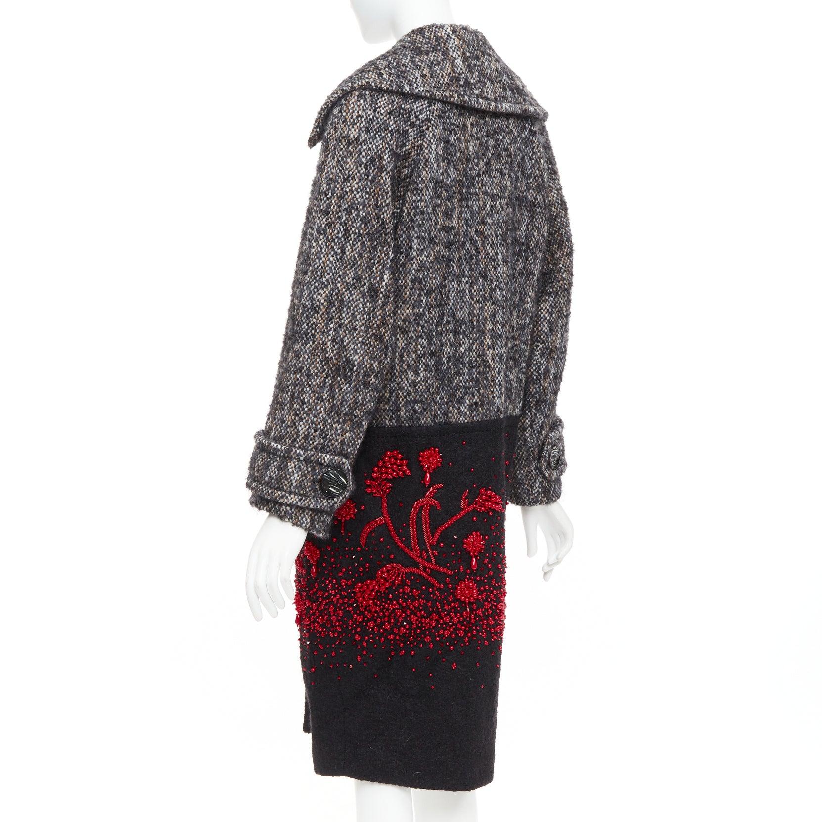 PRADA 2017 cappotto lungo in tweed di lana maculato con perline rosse IT38 XS in vendita 2