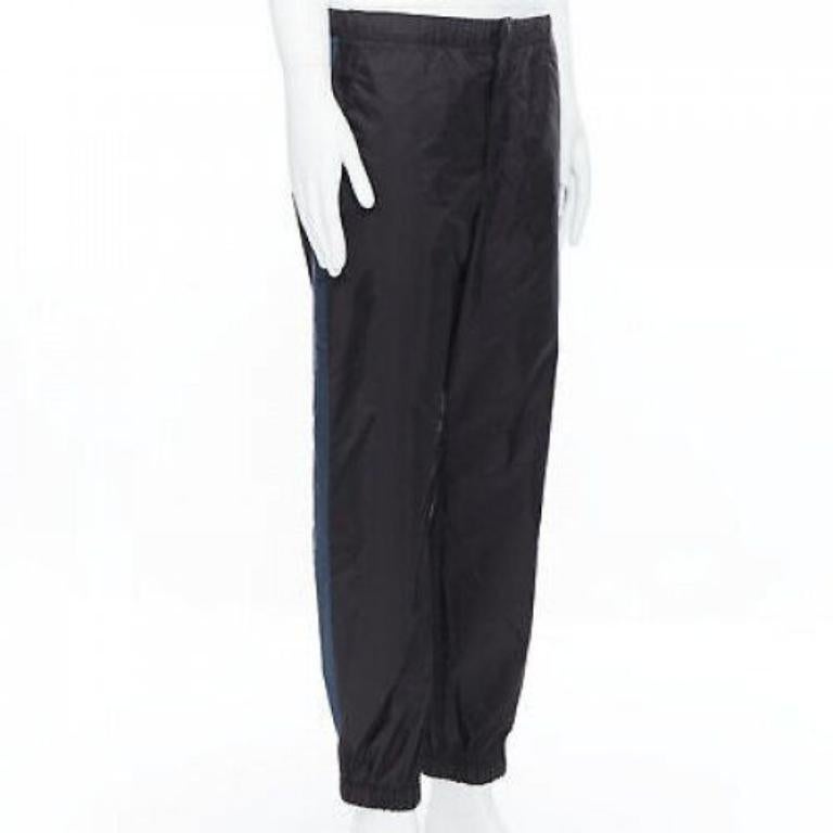 PRADA 2018 noir bleu pantalon de survêtement en gabardine à bandes latérales en nylon L
Référence : TGAS/A05730
Marque : Prada
Designer : Miuccia Prada
Collection : 2018
MATERIAL : Nylon
Couleur : Noir
Motif : Solide
Fermeture : Zip
Détails