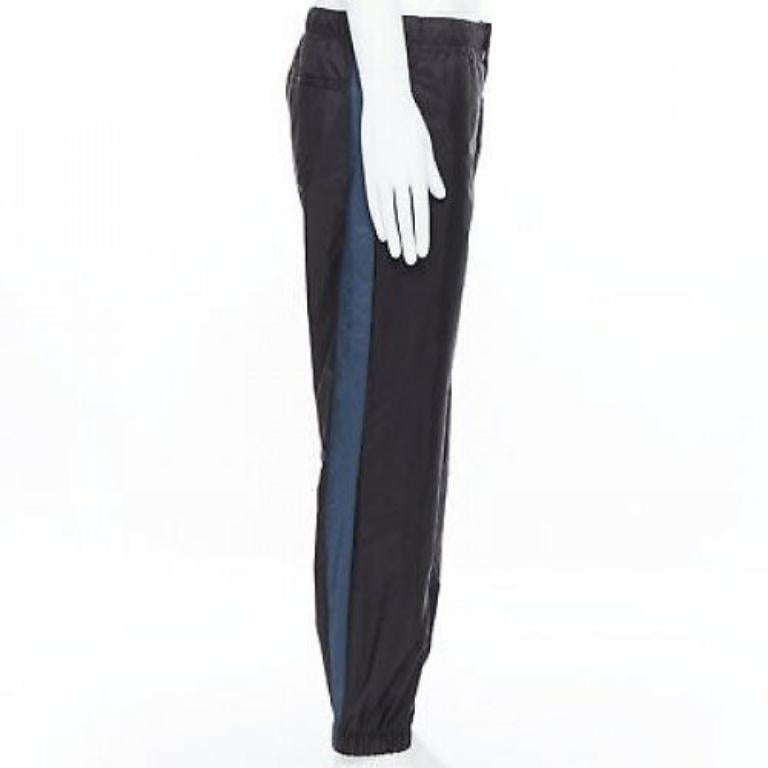 PRADA 2018 noir bleu pantalon de survêtement en gabardine à bandes latérales en nylon L Neuf - En vente à Hong Kong, NT