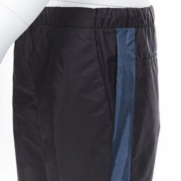 PRADA 2018 noir bleu pantalon de survêtement en gabardine à bandes latérales en nylon L en vente 2