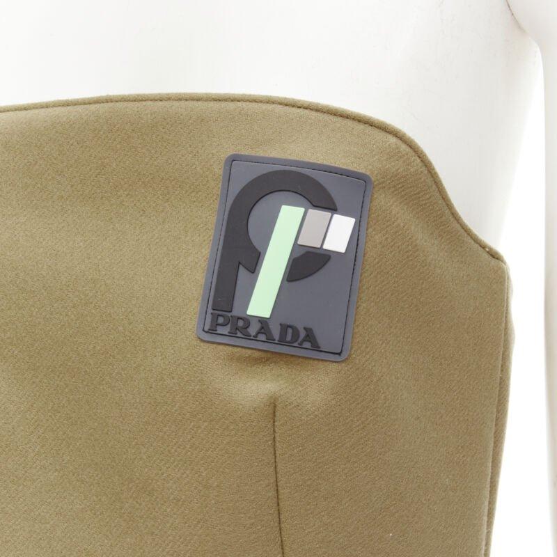 PRADA 2018 Brown Sports Logo rubber badge wool strapless bustier bustier S
Référence : ANWU/A00465
Marque : Prada
Designer : Miuccia Prada
Collectional : Automne Hiver 2018 - Défilé
MATERIAL : Laine
Couleur : marron
Motif : Solide
Fermeture :
