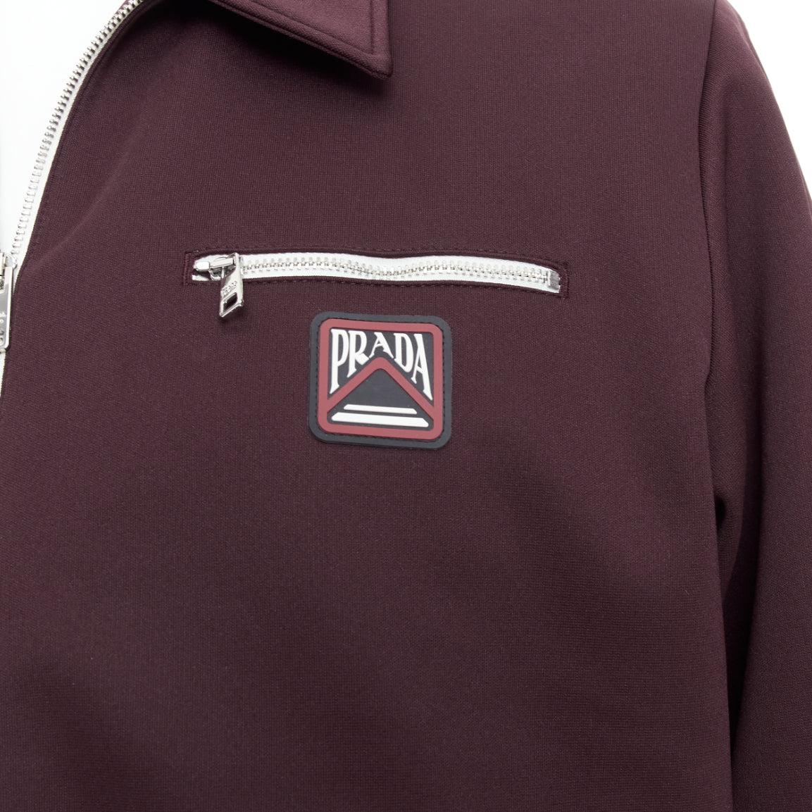 PRADA 2018 Burgunderrote sportliche Gummijacke mit Reißverschluss und Kragen IT50 L
Referenz: TGAS/E00691
Marke: Prada
Designer: Miuccia Prada
Collection'S: 2018
MATERIAL: Polyester, Gemisch
Farbe: Burgunderrot, Rot
Muster: Solide
Verschluss: