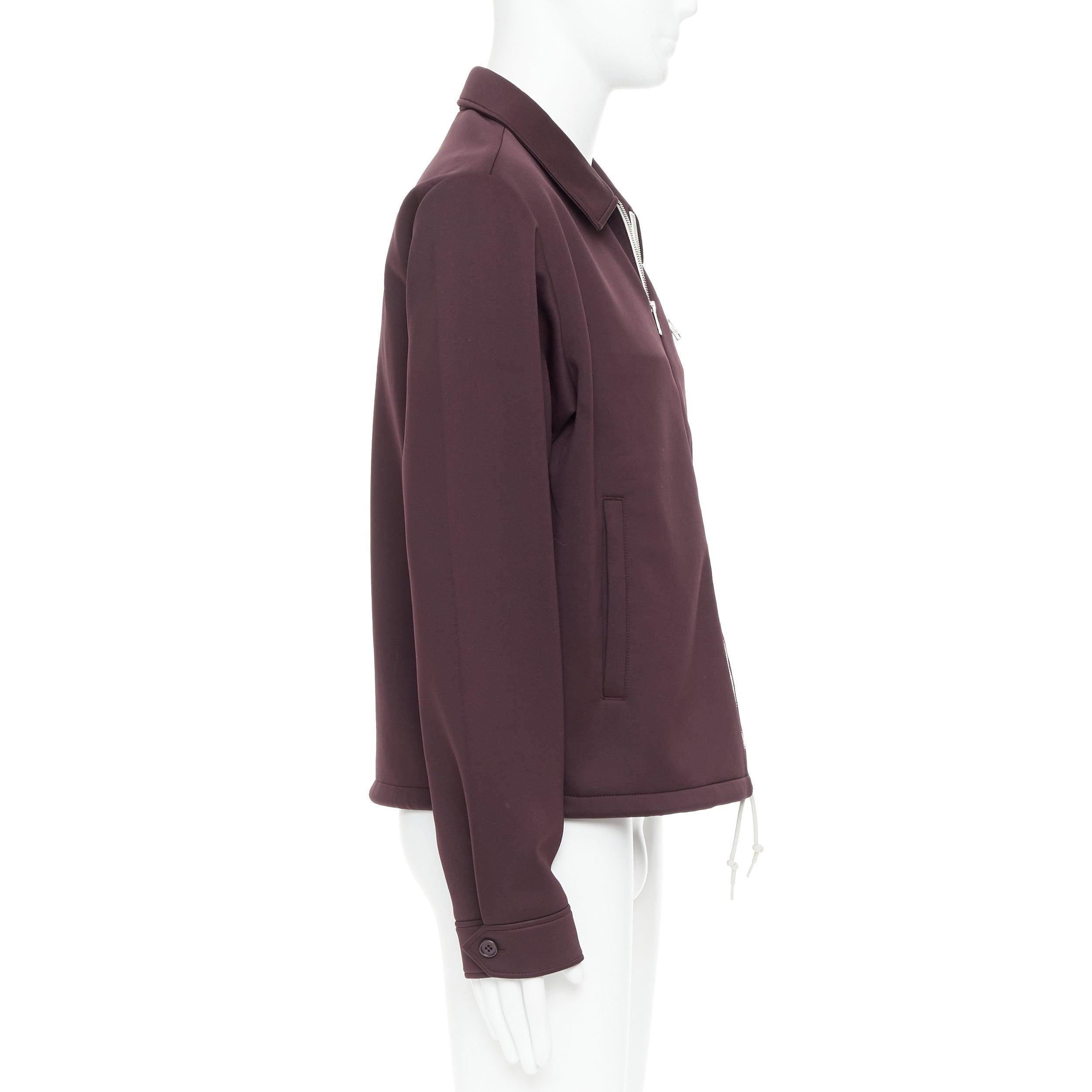 PRADA 2018 Burgunderrote sportliche Gummijacke mit Reißverschluss und Kragen IT50 L im Zustand „Neu“ im Angebot in Hong Kong, NT