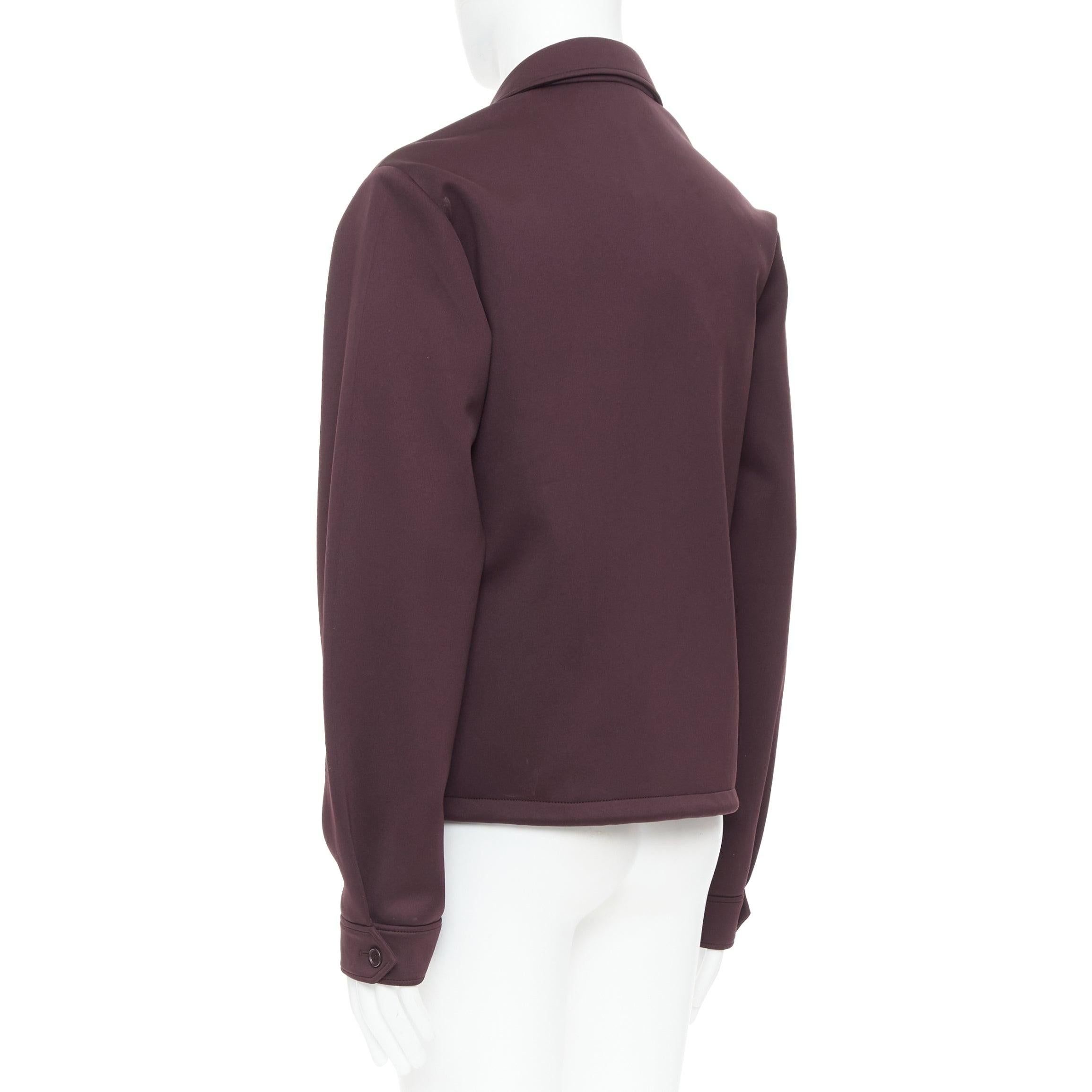 PRADA 2018 Burgunderrote sportliche Gummijacke mit Reißverschluss und Kragen IT50 L im Angebot 1