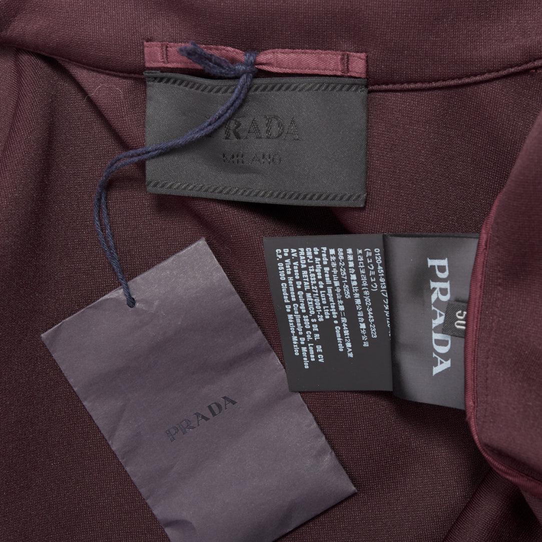 PRADA 2018 Burgunderrote sportliche Gummijacke mit Reißverschluss und Kragen IT50 L im Angebot 3