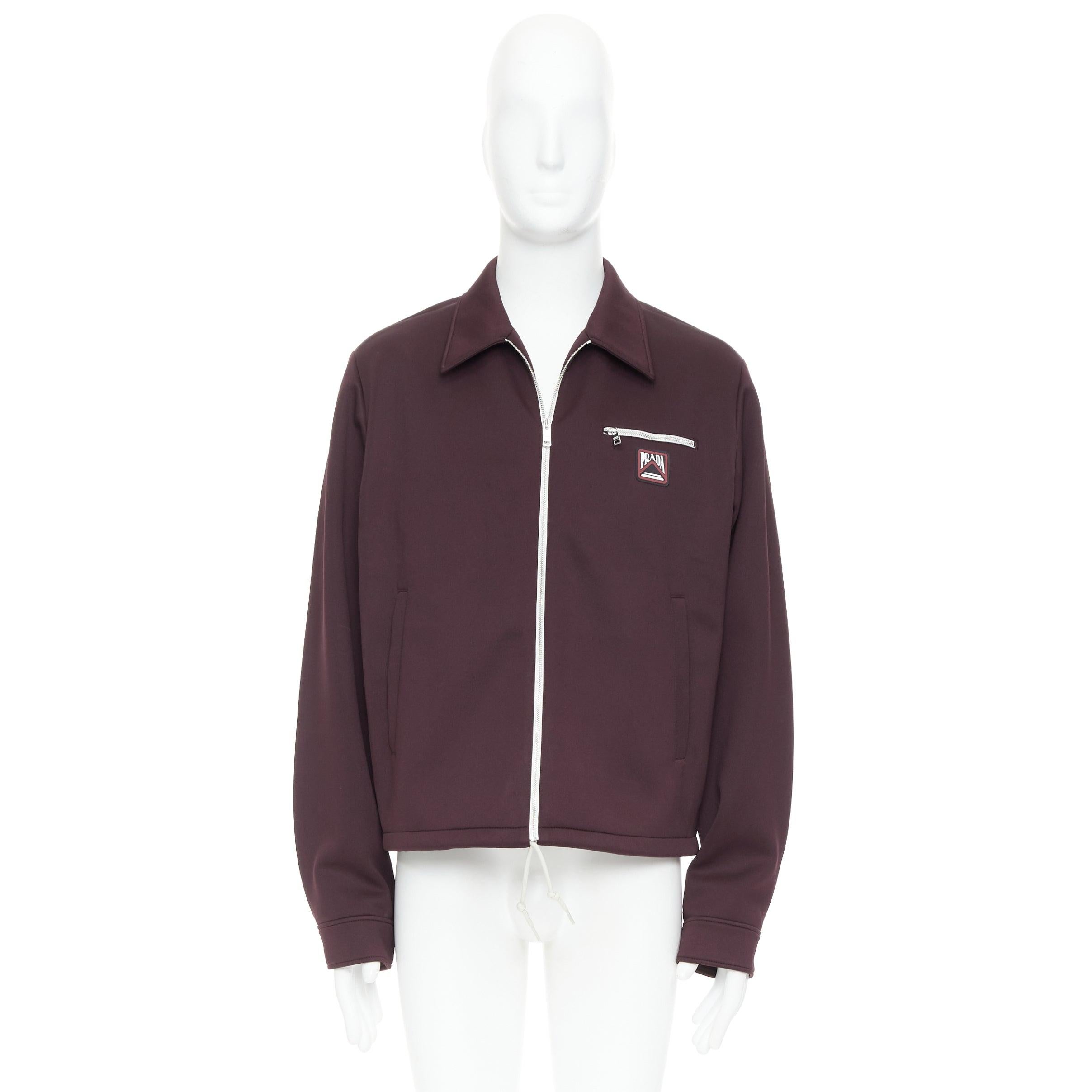 PRADA 2018 Burgunderrote sportliche Gummijacke mit Reißverschluss und Kragen IT50 L im Angebot 4