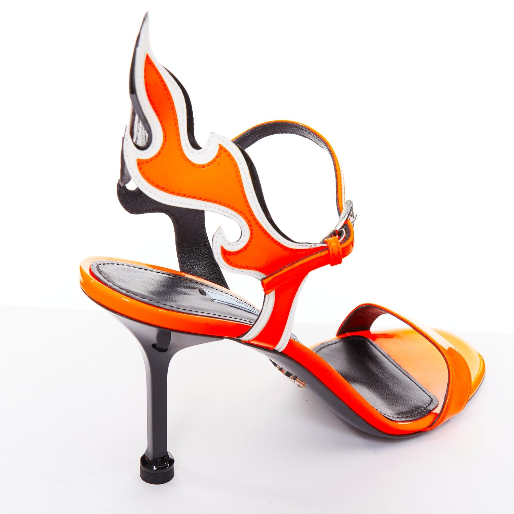 PRADA 2018 Flamme leuchtend orange Lack Feuer Mitte Ferse Sandale EU37.5 im Angebot 1