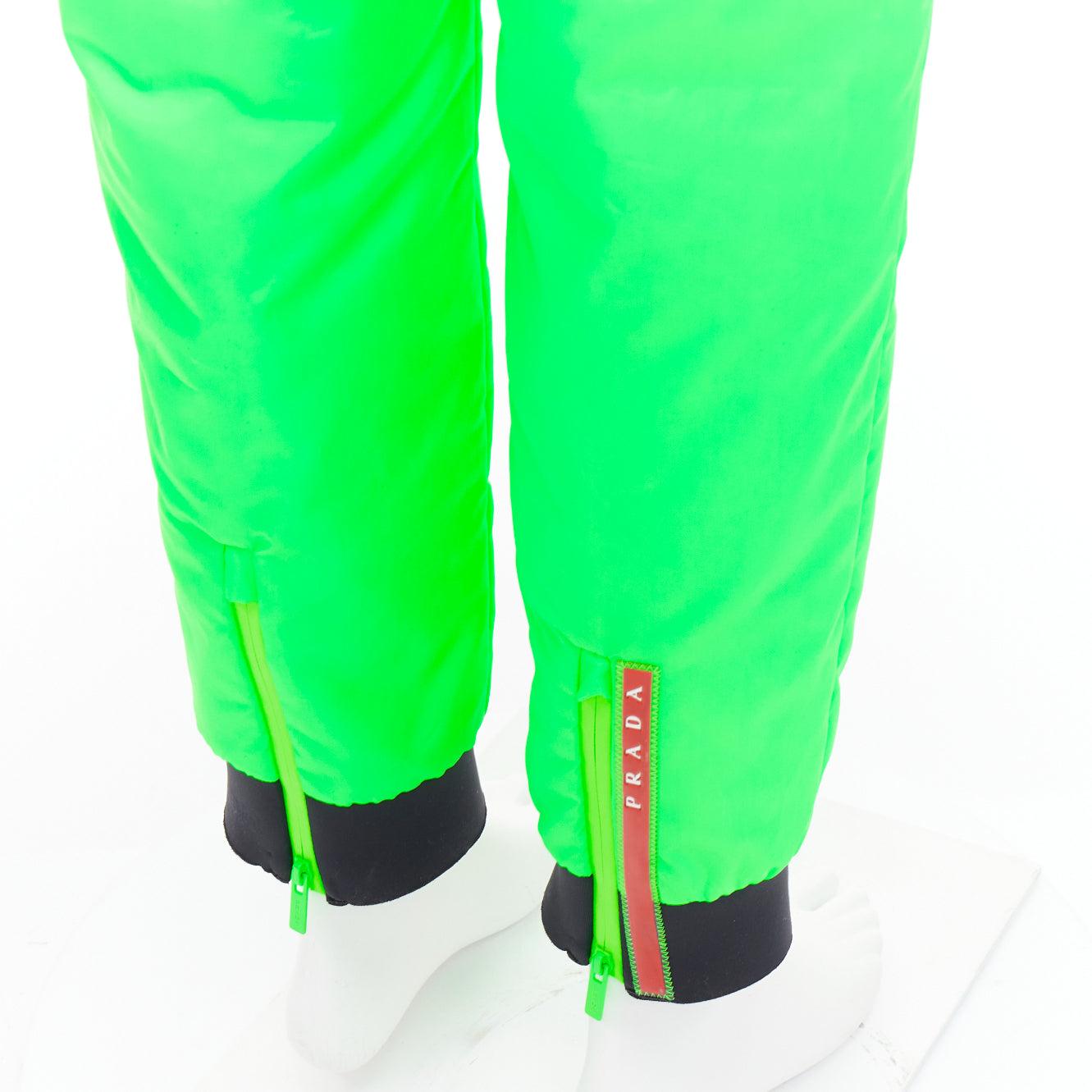 PRADA 2018 Linea Rossa SPG52M Primaloft Pistachio pantalon isolé vert fluo M Asap Rocky
Référence : TGAS/E00929
Marque : Prada
Designer : Miuccia Prada
Modèle : SPG52M
Collectional : Linea Rossa 2018
Tel que vu sur : ASAP Rocky
Matériau :