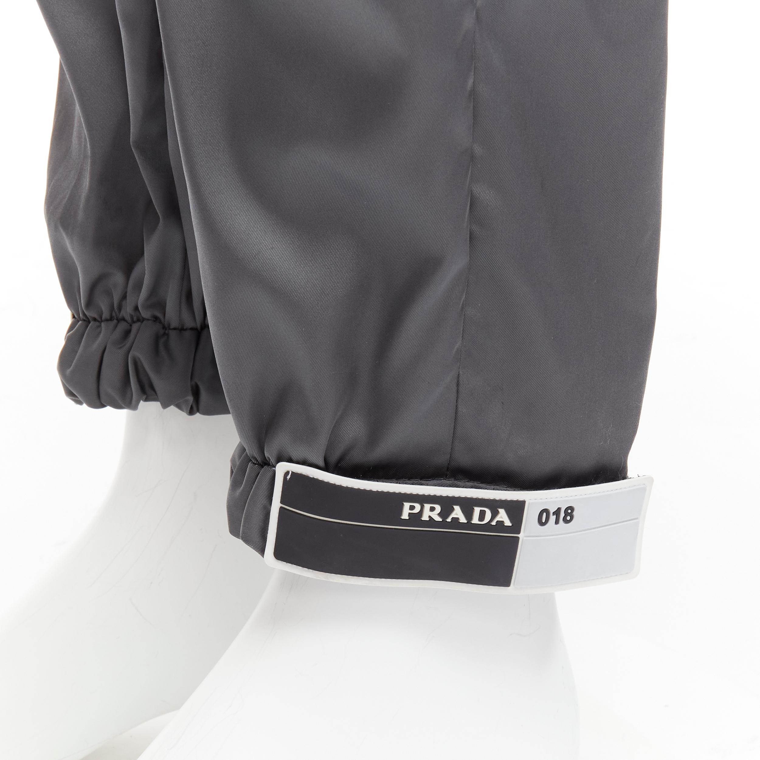 PRADA 2018 Logo-Jogginghose aus grauem gabardine- Nylon mit Gummilasche IT46 S
Referenz: TGAS/C01857
Marke: Prada
Designer: Miuccia Prada
Collection'S: 2018
MATERIAL: Nylon
Farbe: Grau
Muster: Solide
Verschluss: Magic Tape
Zusätzliche Details: