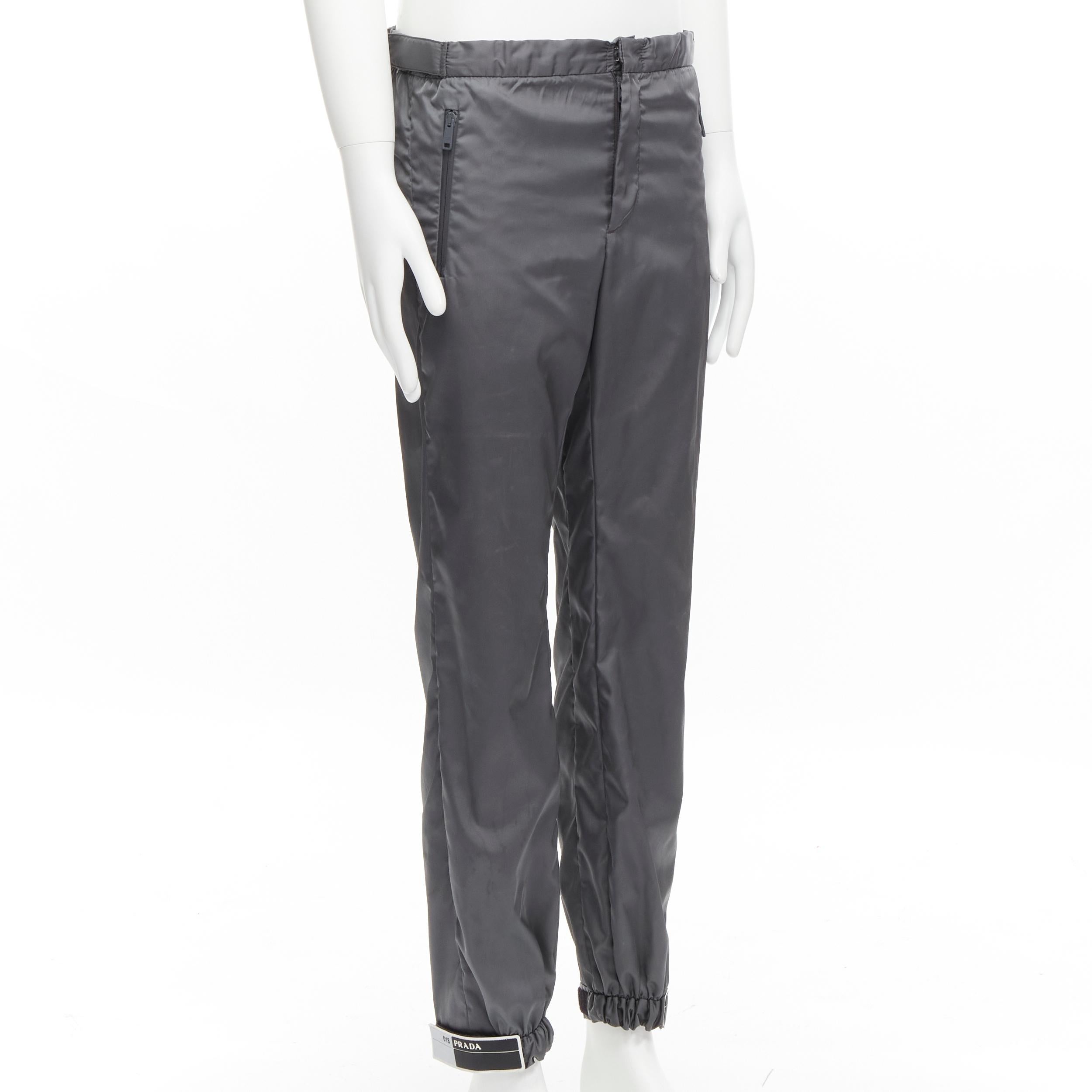 PRADA - Pantalon de survêtement de sport technique en gabardine et nylon gris avec logo, taille IT 46 S, 2018
Référence : TGAS/C01857
Marque : Prada
Designer : Miuccia Prada
Collection : 2018
MATERIAL : Nylon
Couleur : Gris
Motif : Solide
Fermeture