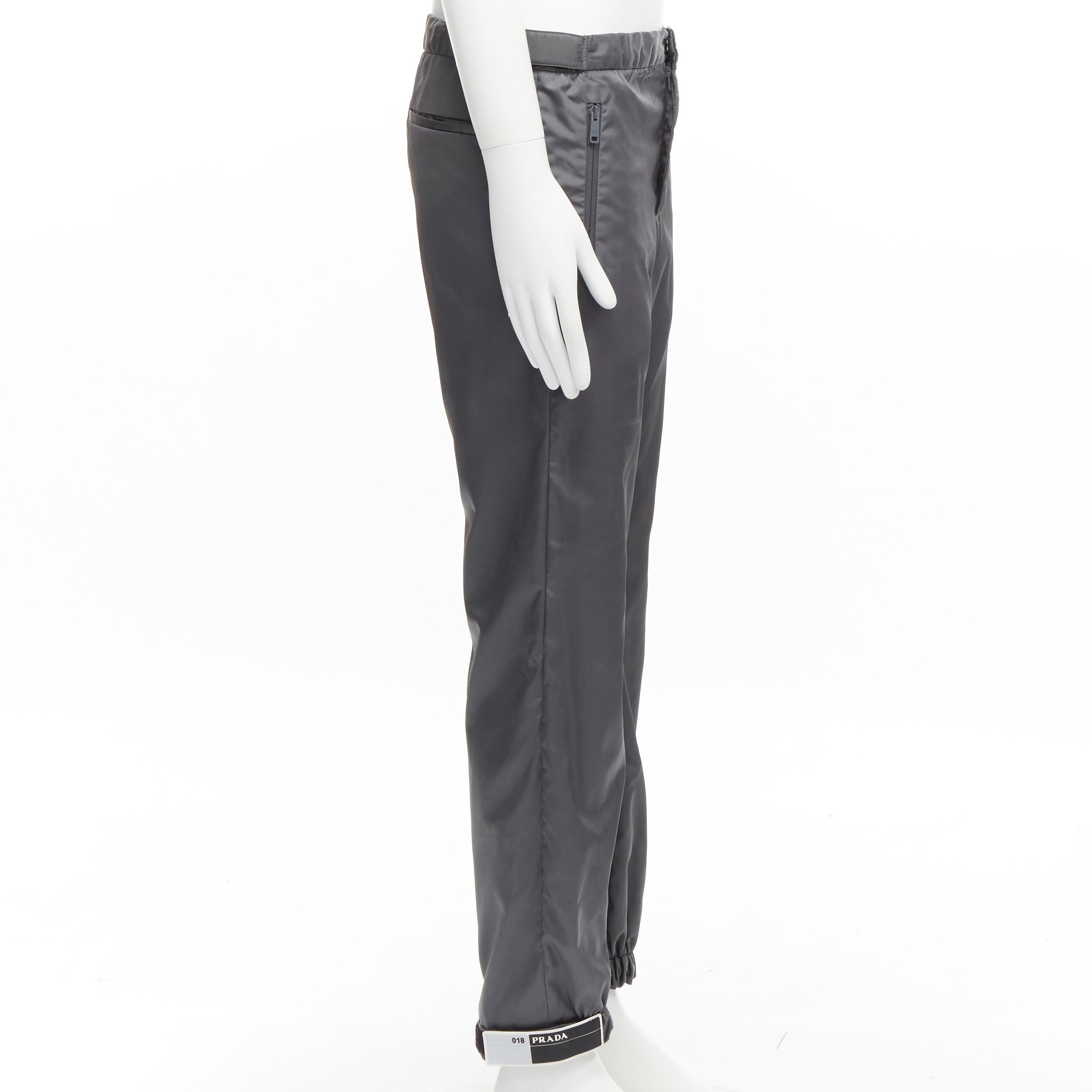 PRADA - Pantalon de survêtement de sport technique en gabardine et nylon gris avec logo, taille IT 46 S, 2018 Excellent état - En vente à Hong Kong, NT