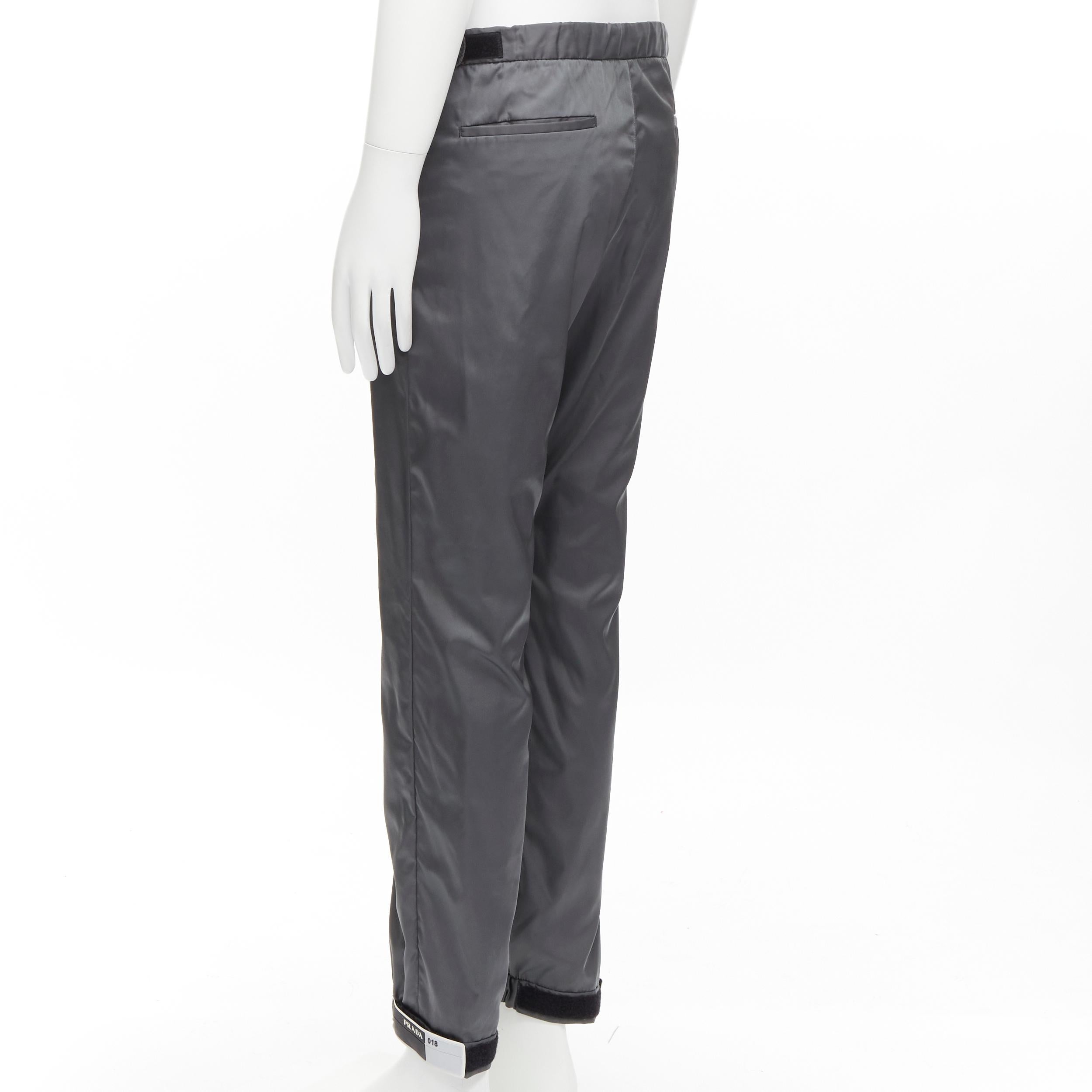 PRADA - Pantalon de survêtement de sport technique en gabardine et nylon gris avec logo, taille IT 46 S, 2018 en vente 1