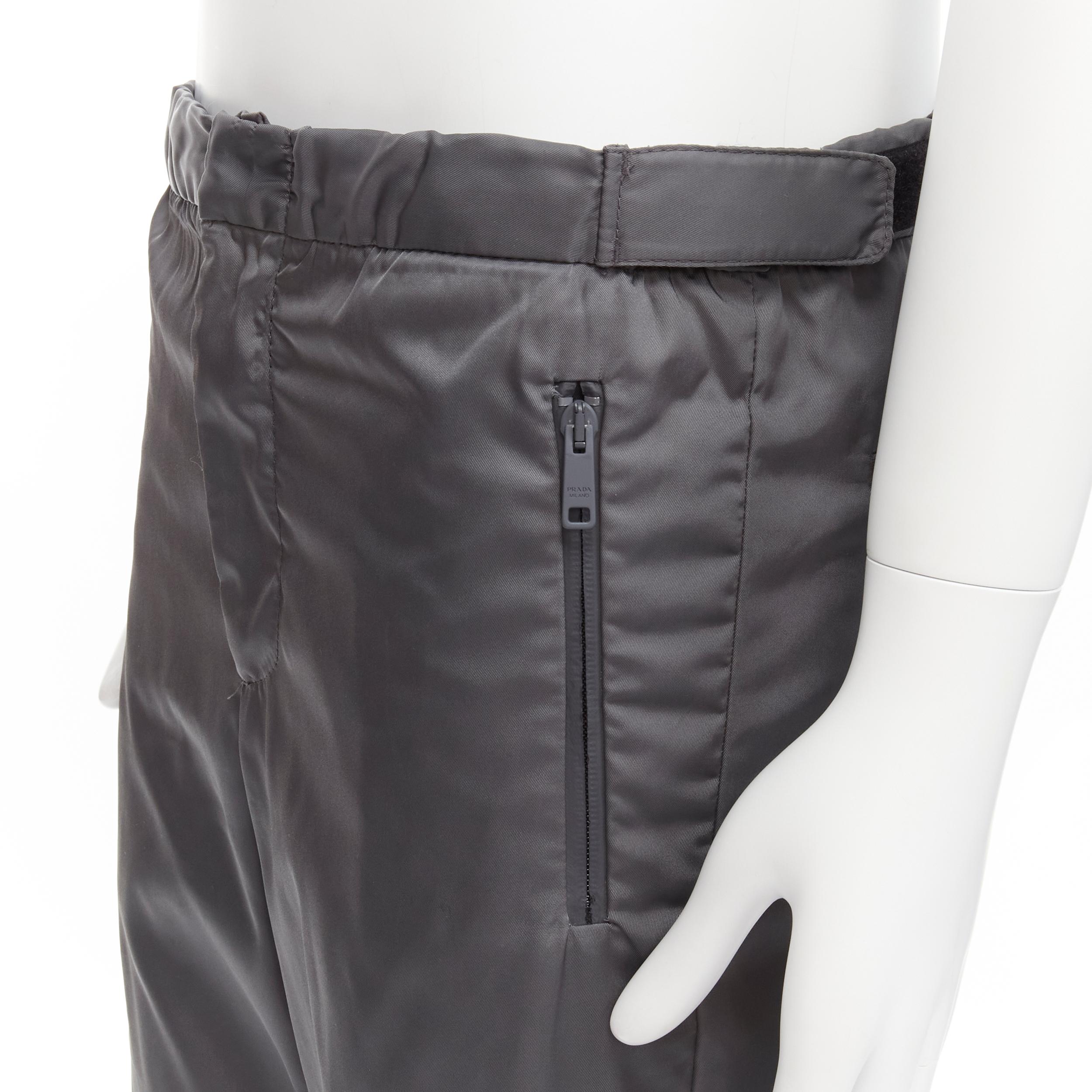 PRADA - Pantalon de survêtement de sport technique en gabardine et nylon gris avec logo, taille IT 46 S, 2018 en vente 2