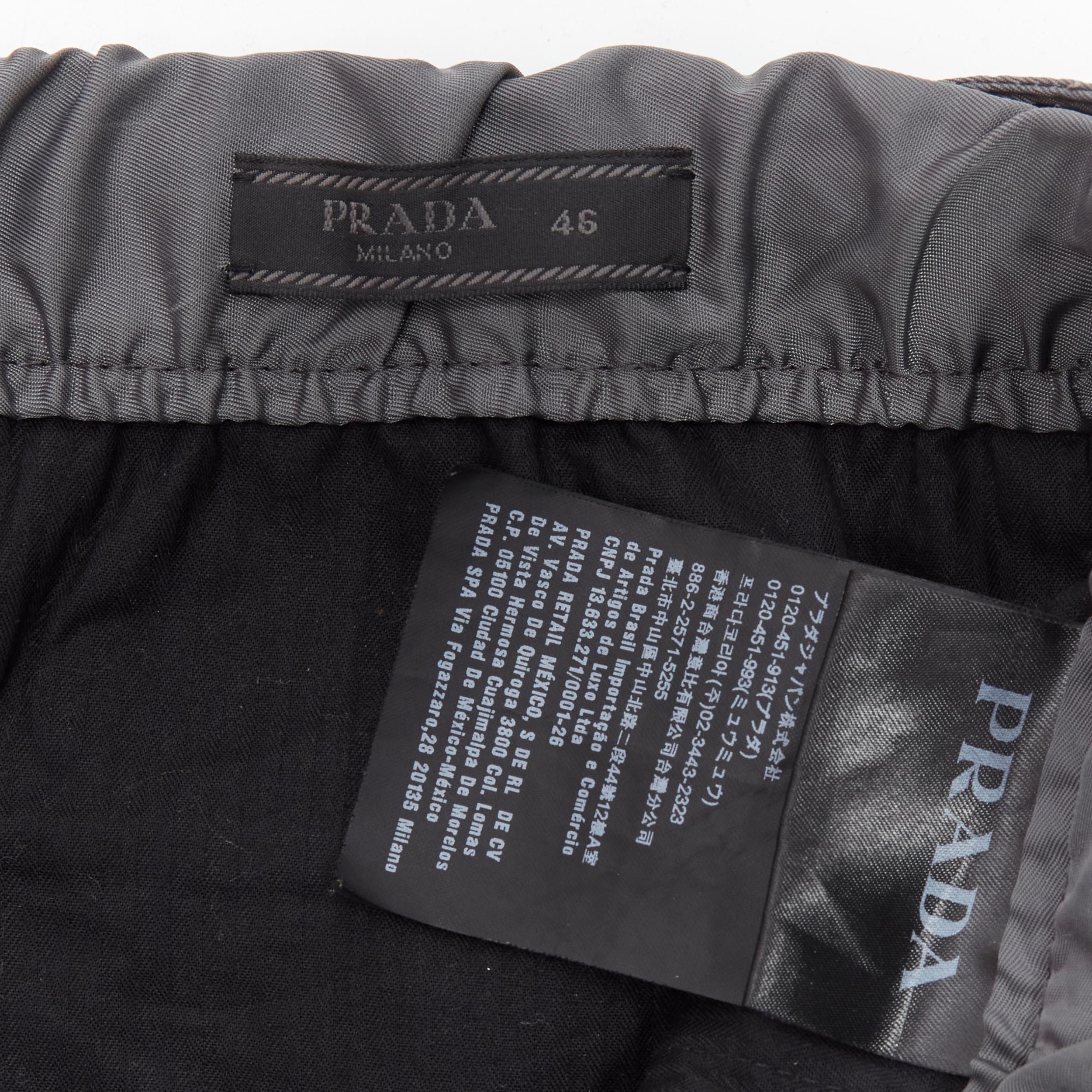 PRADA - Pantalon de survêtement de sport technique en gabardine et nylon gris avec logo, taille IT 46 S, 2018 en vente 4