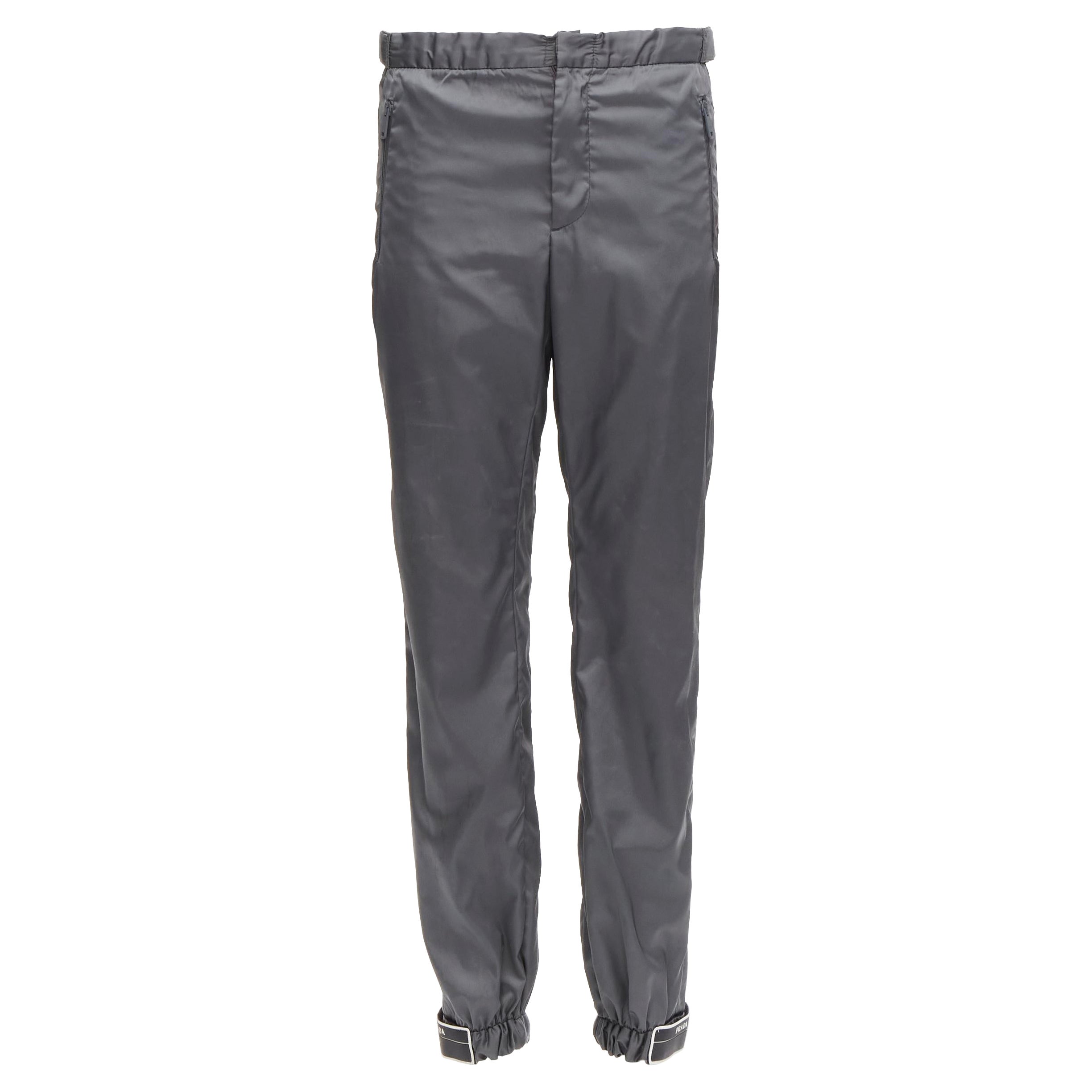 PRADA - Pantalon de survêtement de sport technique en gabardine et nylon gris avec logo, taille IT 46 S, 2018