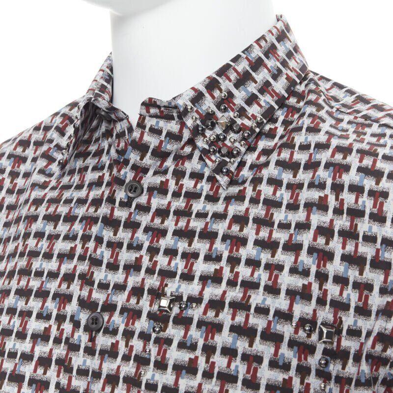 PRADA 2018 Losanga Hemd mit gestufter Kragen und abstraktem geometrischem Druck EU39 M
Referenz: TGAS/B00390
Marke: Prada
Designer: Miuccia Prada
Collection'S: 2018
MATERIAL: Baumwolle
Farbe: Grau, Rot
Muster: Geometrisch
Zusätzliche Details: