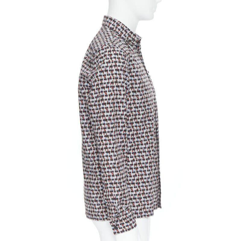 PRADA 2018 Losanga Hemd mit gestufter Kragen und abstraktem geometrischem Druck EU39 M im Zustand „Neu“ im Angebot in Hong Kong, NT
