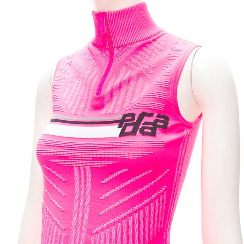 PRADA 2018 rosa grafica Racing Sports Logo bodycon zip up top XS
Riferimento: ANWU/A00802
Marchio: Prada
Stilista: Miuccia Prada
Collezione: Autunno Inverno 2018
Colore: rosa
Modello: Tinta unita
Chiusura: zip
Dettagli extra: Colletto con mezza zip.