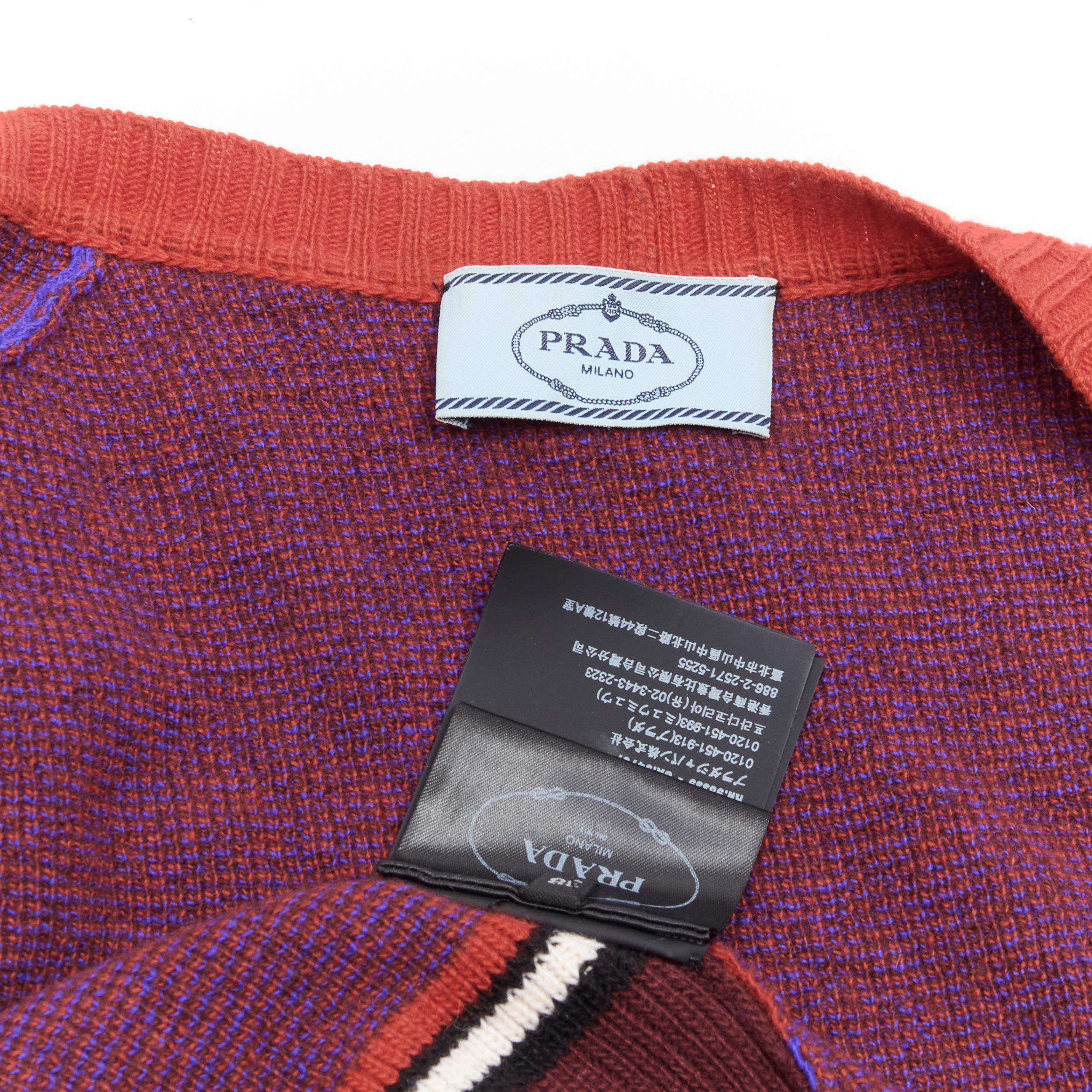 PRADA - Cardigan en laine cachemire violet à chevrons avec logo de course et intarsia, taille IT 38 XS, 2018 en vente 5