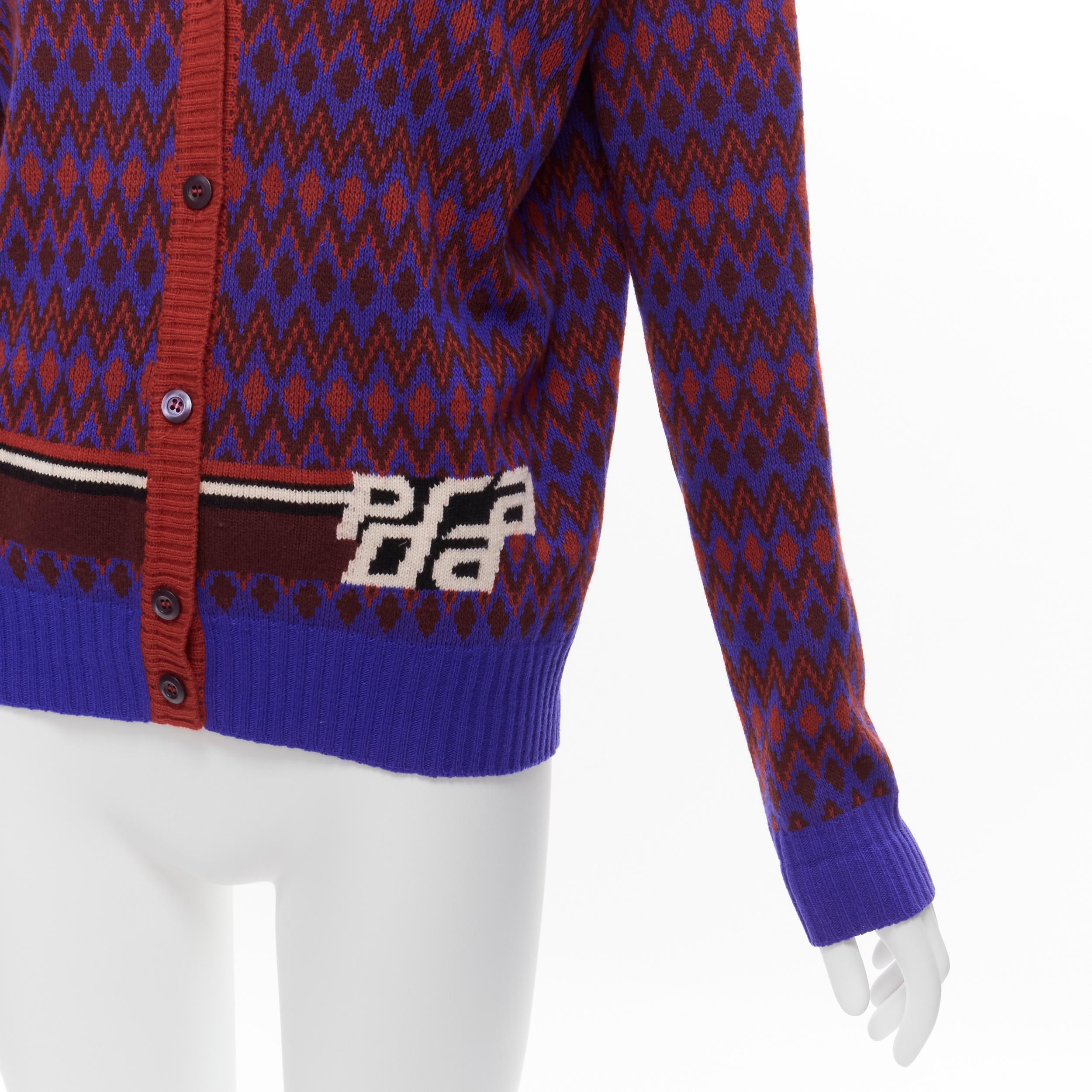 PRADA - Cardigan en laine cachemire violet à chevrons avec logo de course et intarsia, taille IT 38 XS, 2018
Référence : TGAS/C02024
Marque : Prada
Designer : Miuccia Prada
Collection : 2018
MATERIAL : Laine vierge, cachemire
Couleur : rouge,