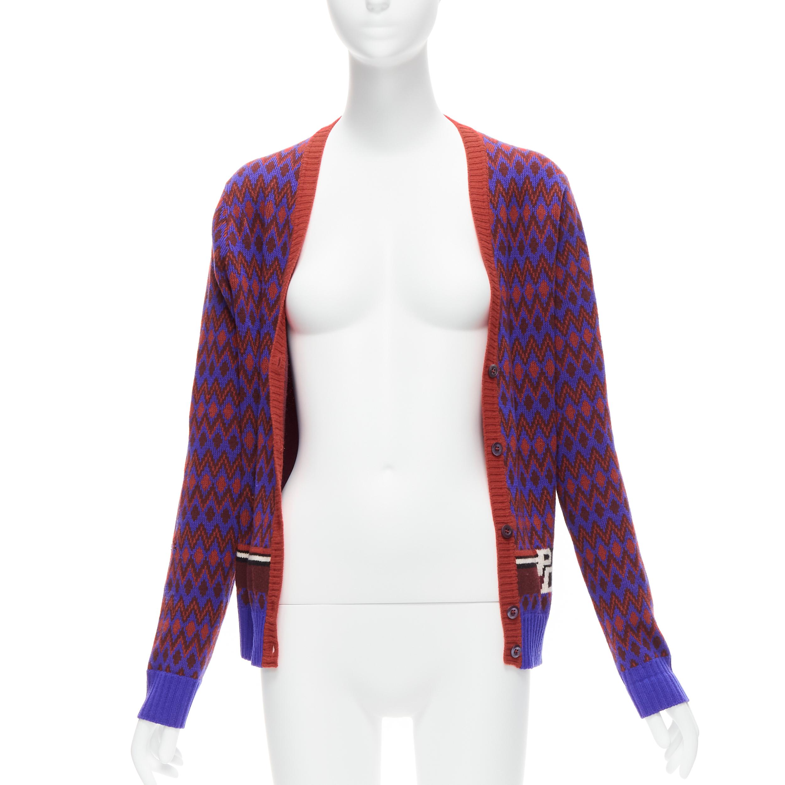Violet PRADA - Cardigan en laine cachemire violet à chevrons avec logo de course et intarsia, taille IT 38 XS, 2018 en vente