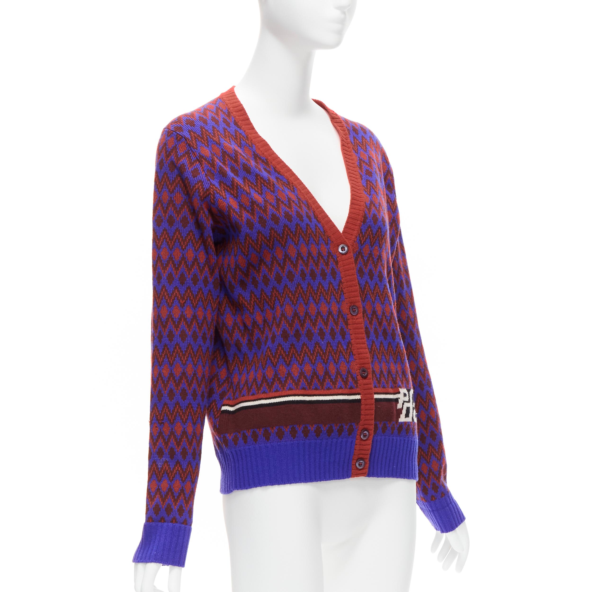 PRADA - Cardigan en laine cachemire violet à chevrons avec logo de course et intarsia, taille IT 38 XS, 2018 Bon état - En vente à Hong Kong, NT