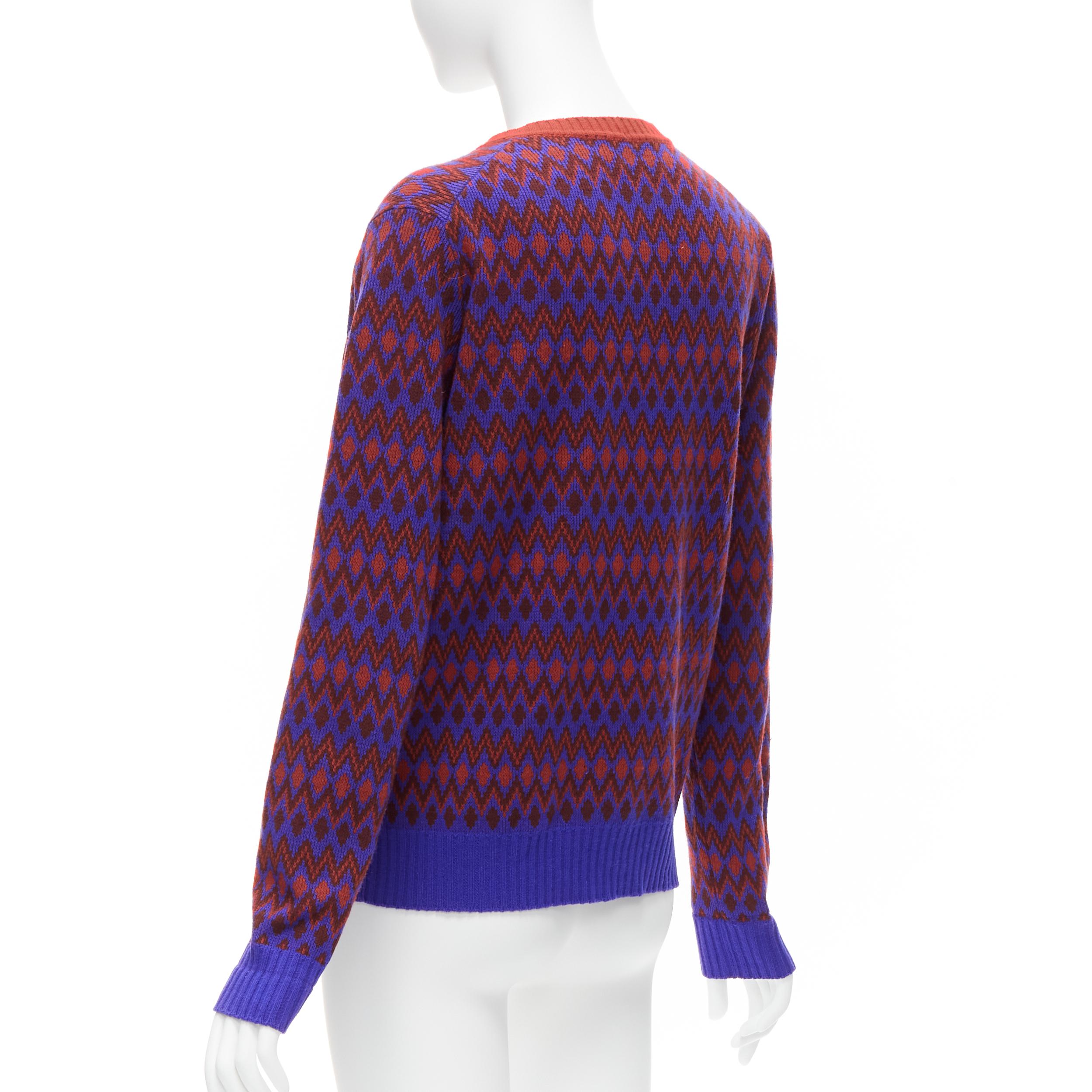 PRADA - Cardigan en laine cachemire violet à chevrons avec logo de course et intarsia, taille IT 38 XS, 2018 en vente 1