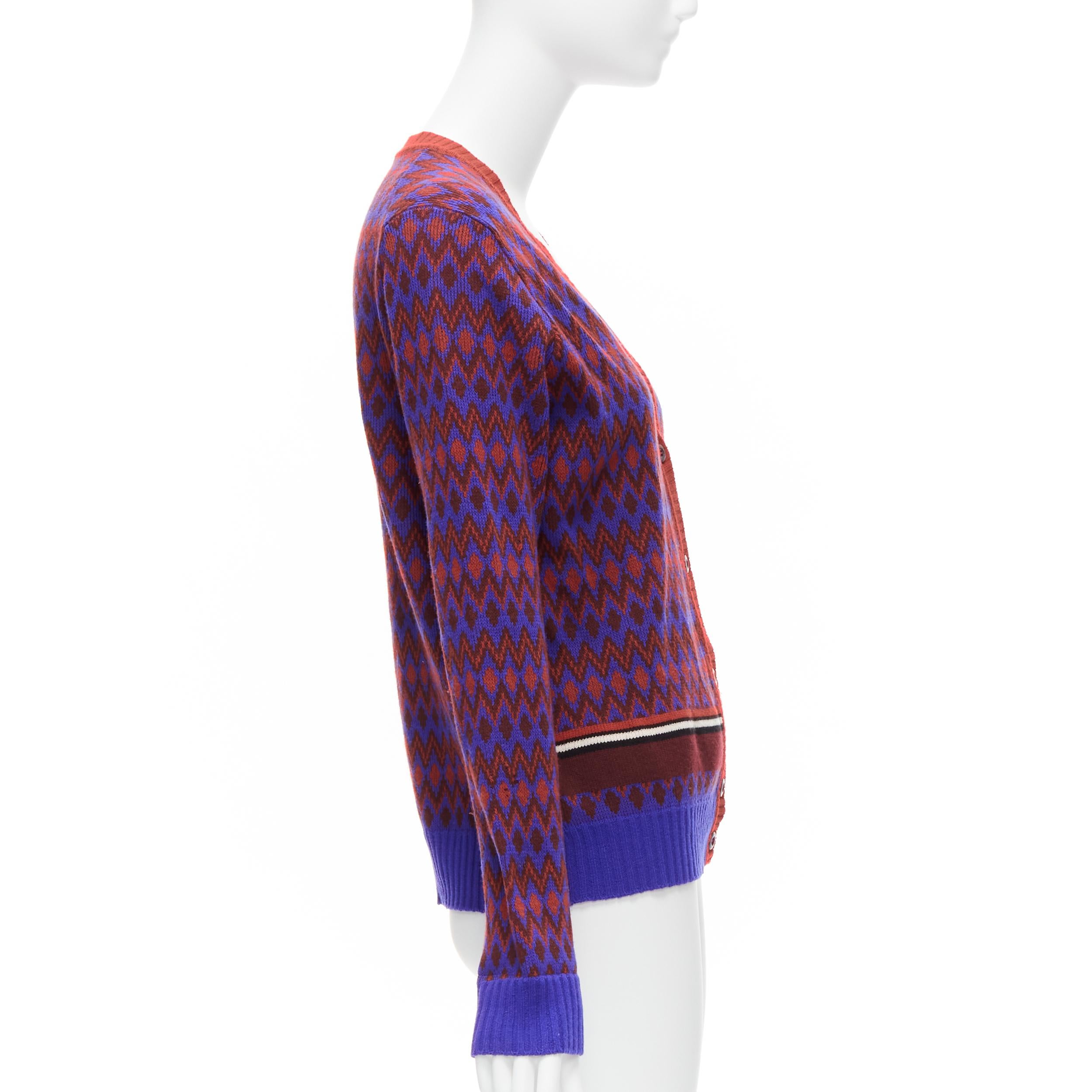 PRADA - Cardigan en laine cachemire violet à chevrons avec logo de course et intarsia, taille IT 38 XS, 2018 en vente 2