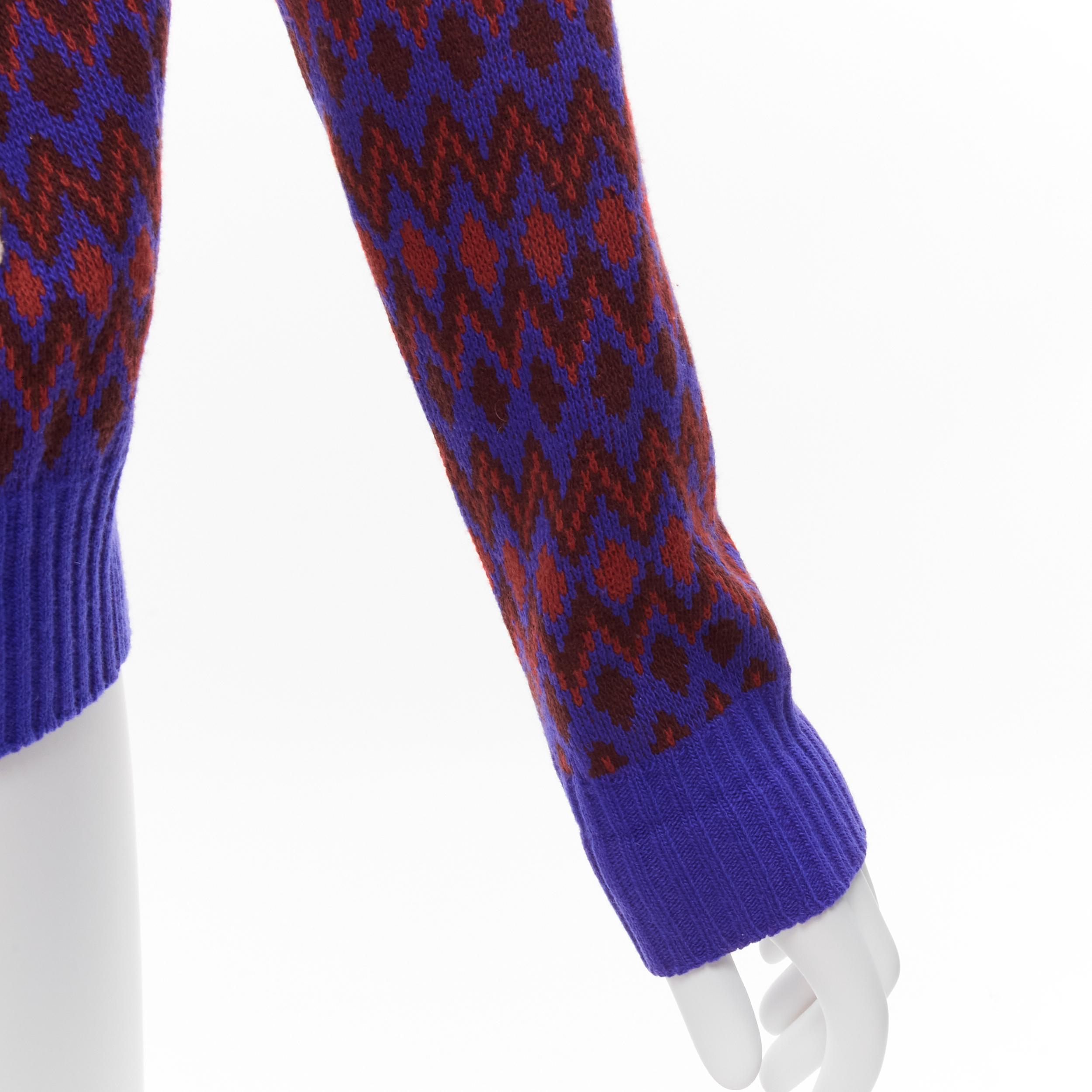 PRADA - Cardigan en laine cachemire violet à chevrons avec logo de course et intarsia, taille IT 38 XS, 2018 en vente 3