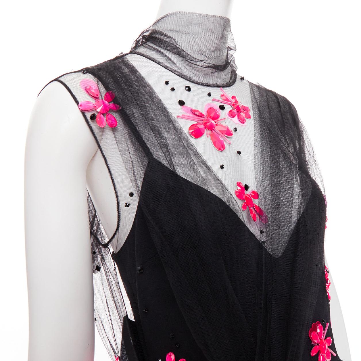 PRADA 2018 Abito midi in tulle trasparente arricciato rosa neon con perline applicate nero IT40 S
Riferimento: TGAS/E00959
Marchio: Prada
Stilista: Miuccia Prada
Collezione: 2018 - Pista
Materiale: Tulle
Colore: Nero, Rosa
Modello:
