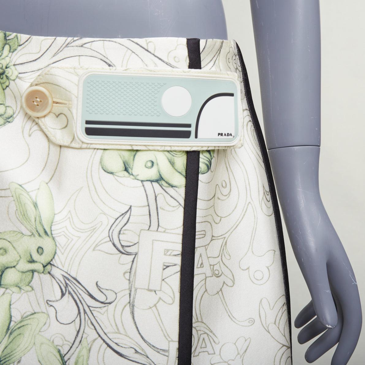 PRADA 2018 Laufsteg James Jean Feen-Print Gummilasche Wickelrock IT42 M
Referenz: TGAS/E00923
Marke: Prada
Designer: Miuccia Prada
Collection'S: SS 2018
MATERIAL: Seide, Gemisch
Farbe: Creme, Grün
Muster: Tiermuster
Verschluss: