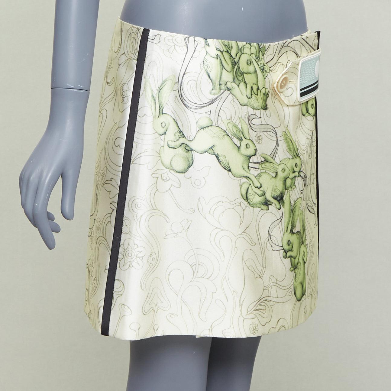 PRADA 2018 Laufsteg James Jean Feen-Print Gummilasche Wickelrock IT42 M (Grau) im Angebot