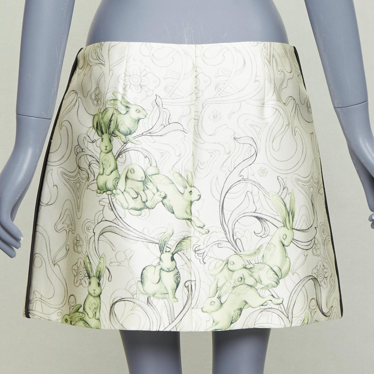 PRADA 2018 Laufsteg James Jean Feen-Print Gummilasche Wickelrock IT42 M Damen im Angebot
